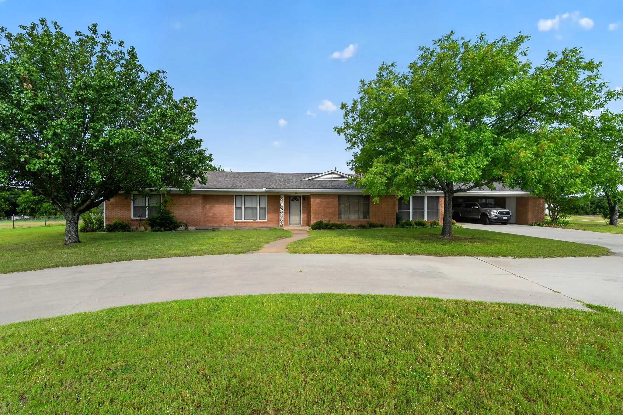 Single Family Residence For Sale in Mills County , 2211 Fisher Street, Goldthwaite, Texas 76844, 3 Bedroom, 2 Bathroom, Garage spaces, 2,769 Sqft, built in 1950, mls#21330221, Real Estate Agent in Goldthwaite, Homes For Sale in Mills county, Homes For Sale in Goldthwaite, Realtor in Goldthwaite Texas, Real Estate Brokerage Independent Realty Texas, Luminita Cordes Realtor