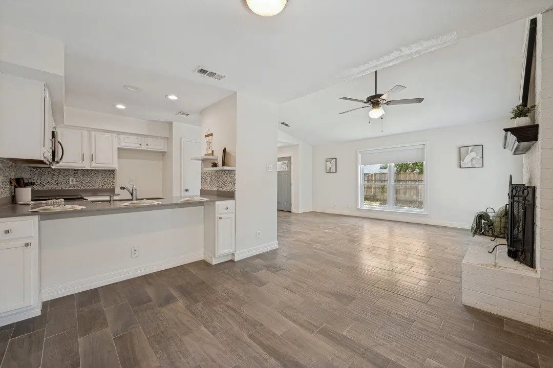 dining area w breakfast bar