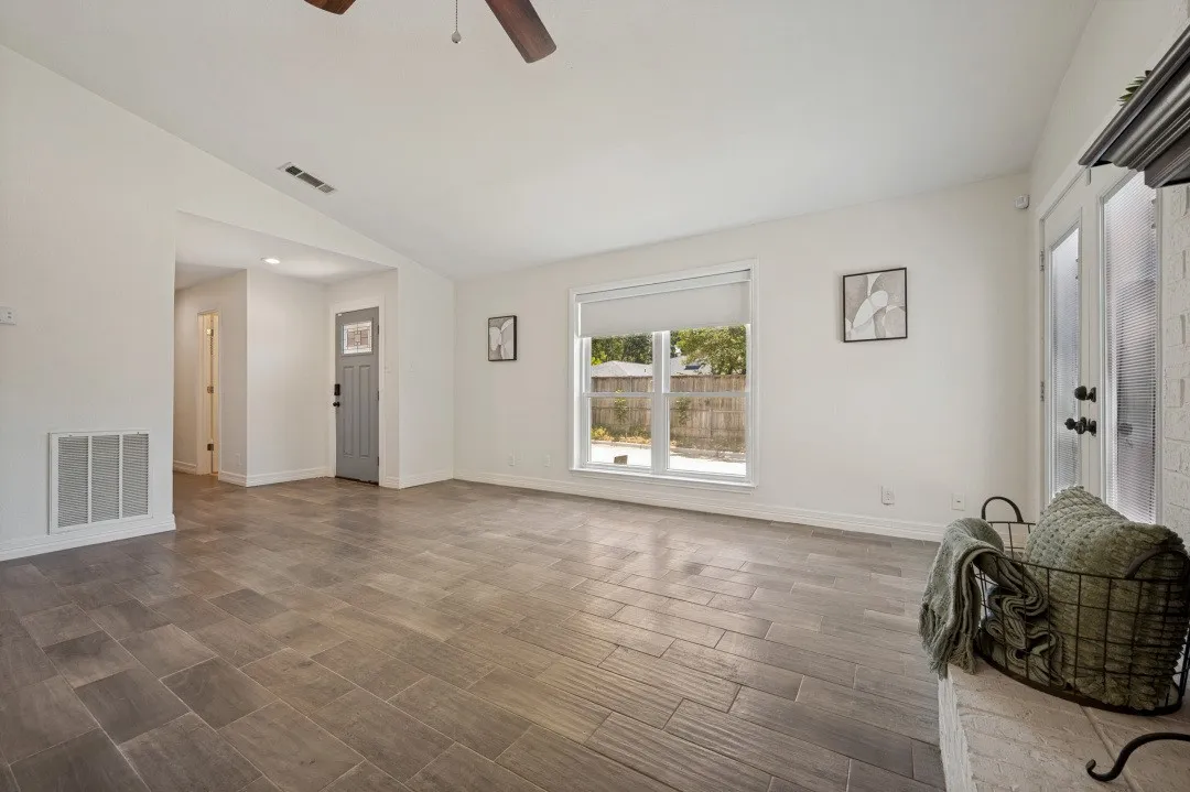 Single Family Residence For Sale in Dallas County , 2751 Stonecreek Court, Carrollton, Texas 75006, 2 Bedroom, 2 Bathroom, 2 Garage spaces, 1,250 Sqft, built in 1981, mls#21330256, Real Estate Agent in Carrollton, Homes For Sale in Dallas county, Homes For Sale in Carrollton, Realtor in Carrollton Texas, Real Estate Brokerage Independent Realty Texas, Luminita Cordes Realtor