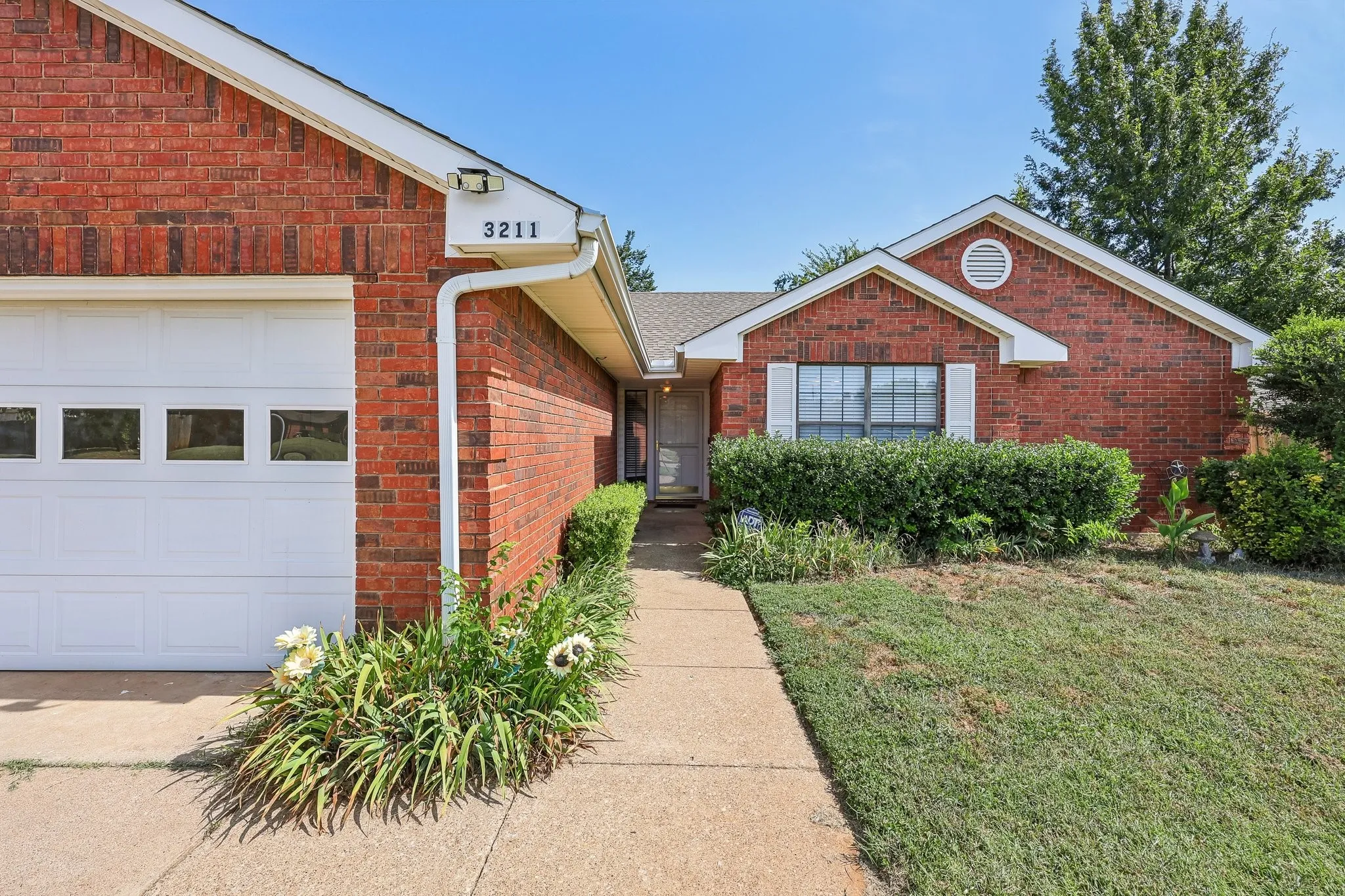 Single Family Residence For Sale in Denton County , 3211 Brookview Drive, Corinth, Texas 76210, 3 Bedroom, 2 Bathroom, 2 Garage spaces, 1,515 Sqft, built in 1986, mls#21324521, Real Estate Agent in Corinth, Homes For Sale in Denton county, Homes For Sale in Corinth, Realtor in Corinth Texas, Real Estate Brokerage Independent Realty Texas, Luminita Cordes Realtor