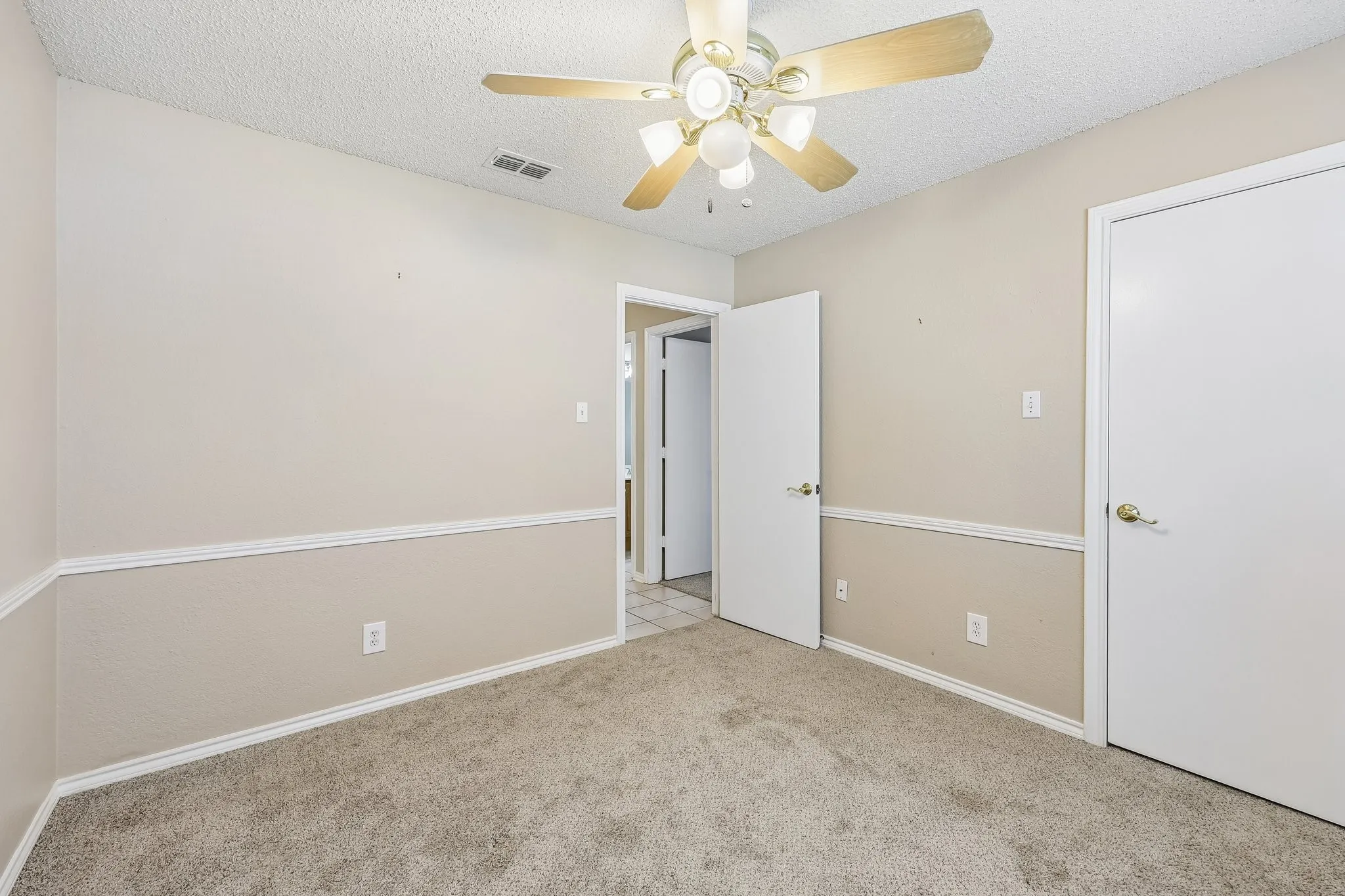 Single Family Residence For Sale in Denton County , 3211 Brookview Drive, Corinth, Texas 76210, 3 Bedroom, 2 Bathroom, 2 Garage spaces, 1,515 Sqft, built in 1986, mls#21324521, Real Estate Agent in Corinth, Homes For Sale in Denton county, Homes For Sale in Corinth, Realtor in Corinth Texas, Real Estate Brokerage Independent Realty Texas, Luminita Cordes Realtor