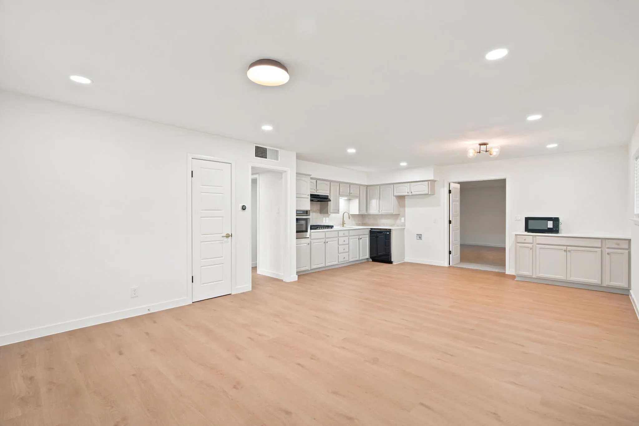 Single Family Residence For Sale in Tarrant County , 6632 Ellis Road, Fort Worth, Texas 76112, 3 Bedroom, 2 Bathroom, Garage spaces, 1,596 Sqft, built in 1960, mls#21323193, Real Estate Agent in Fort Worth, Homes For Sale in Tarrant county, Homes For Sale in Fort Worth, Realtor in Fort Worth Texas, Real Estate Brokerage Independent Realty Texas, Luminita Cordes Realtor