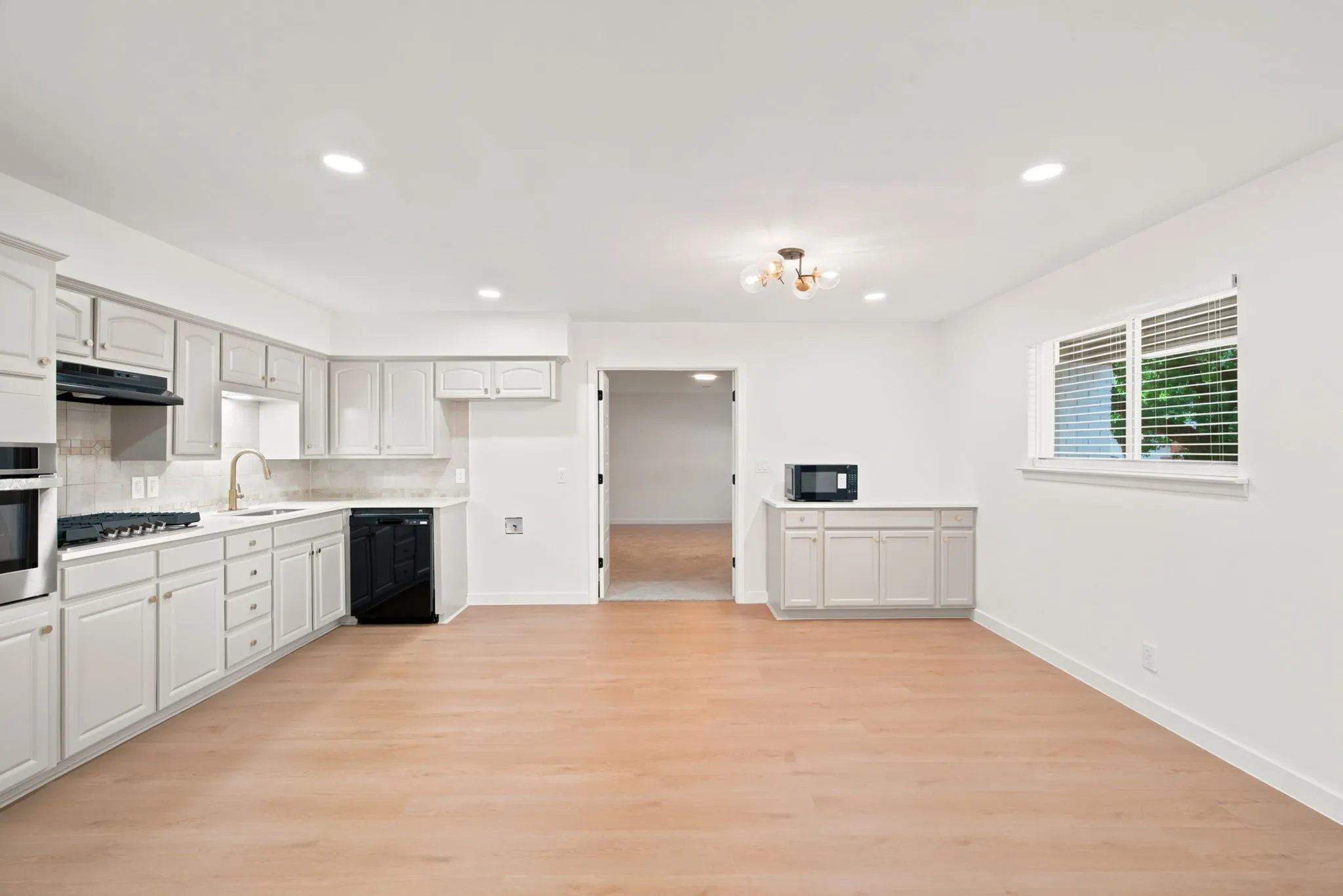 Single Family Residence For Sale in Tarrant County , 6632 Ellis Road, Fort Worth, Texas 76112, 3 Bedroom, 2 Bathroom, Garage spaces, 1,596 Sqft, built in 1960, mls#21323193, Real Estate Agent in Fort Worth, Homes For Sale in Tarrant county, Homes For Sale in Fort Worth, Realtor in Fort Worth Texas, Real Estate Brokerage Independent Realty Texas, Luminita Cordes Realtor