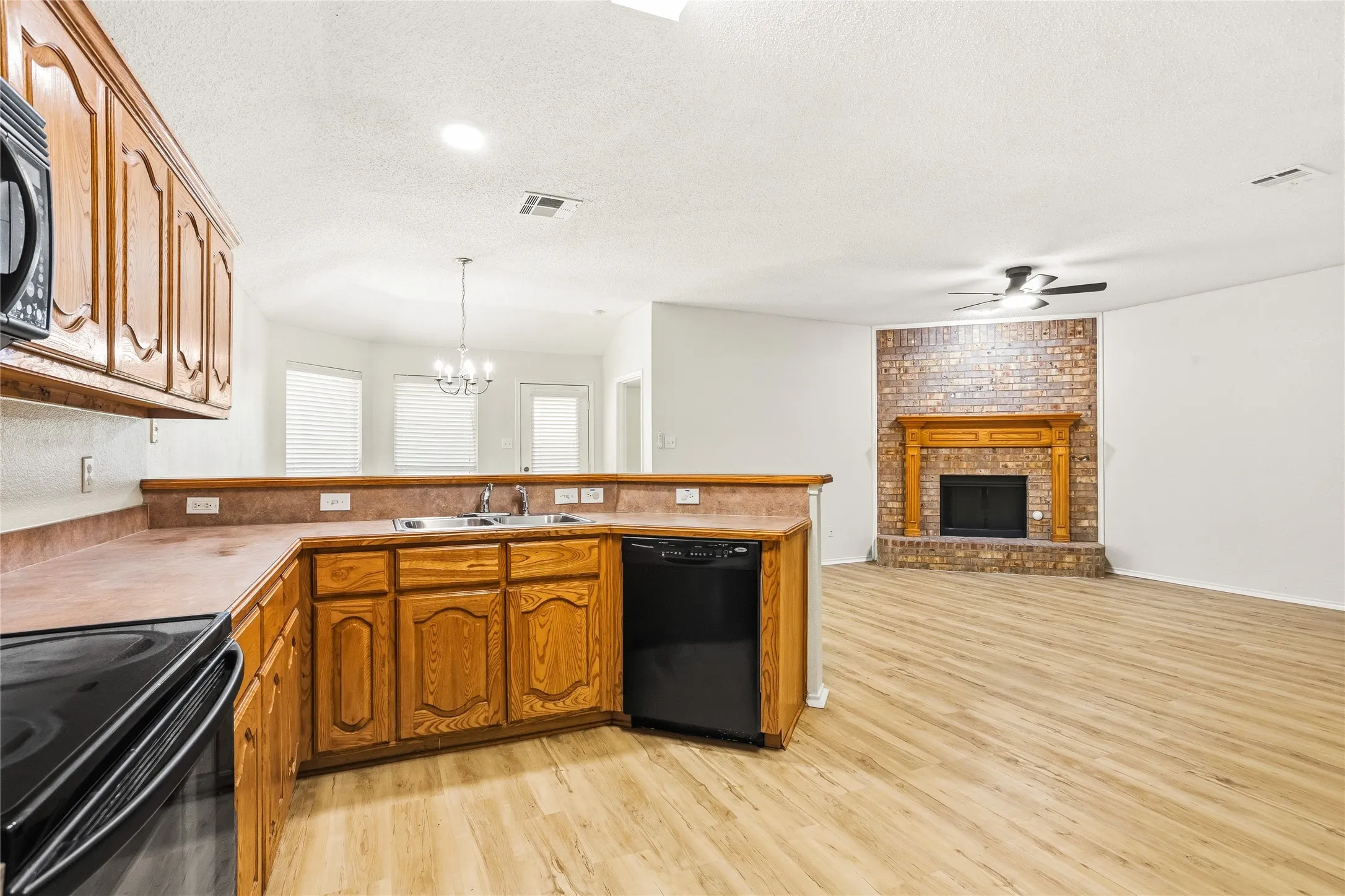 Single Family Residence For Sale in Rockwall County , 2612 Spencer Circle, Royse City, Texas 75189, 3 Bedroom, 2 Bathroom, 2 Garage spaces, 1,628 Sqft, built in 2005, mls#21324470, Real Estate Agent in Royse City, Homes For Sale in Rockwall county, Homes For Sale in Royse City, Realtor in Royse City Texas, Real Estate Brokerage Independent Realty Texas, Luminita Cordes Realtor