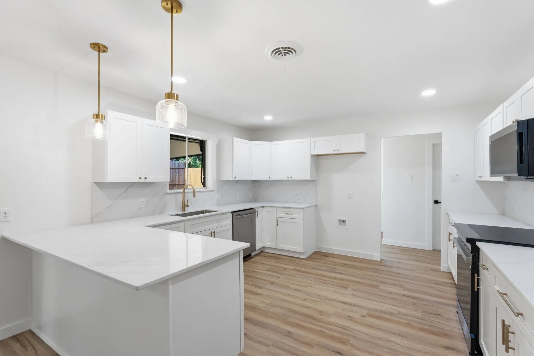 Single Family Residence For Sale in Tarrant County , 5512 Westcreek Drive, Fort Worth, Texas 76133, 3 Bedroom, 3 Bathroom, 2 Garage spaces, 1,828 Sqft, built in 1959, mls#21330014, Real Estate Agent in Fort Worth, Homes For Sale in Tarrant county, Homes For Sale in Fort Worth, Realtor in Fort Worth Texas, Real Estate Brokerage Independent Realty Texas, Luminita Cordes Realtor