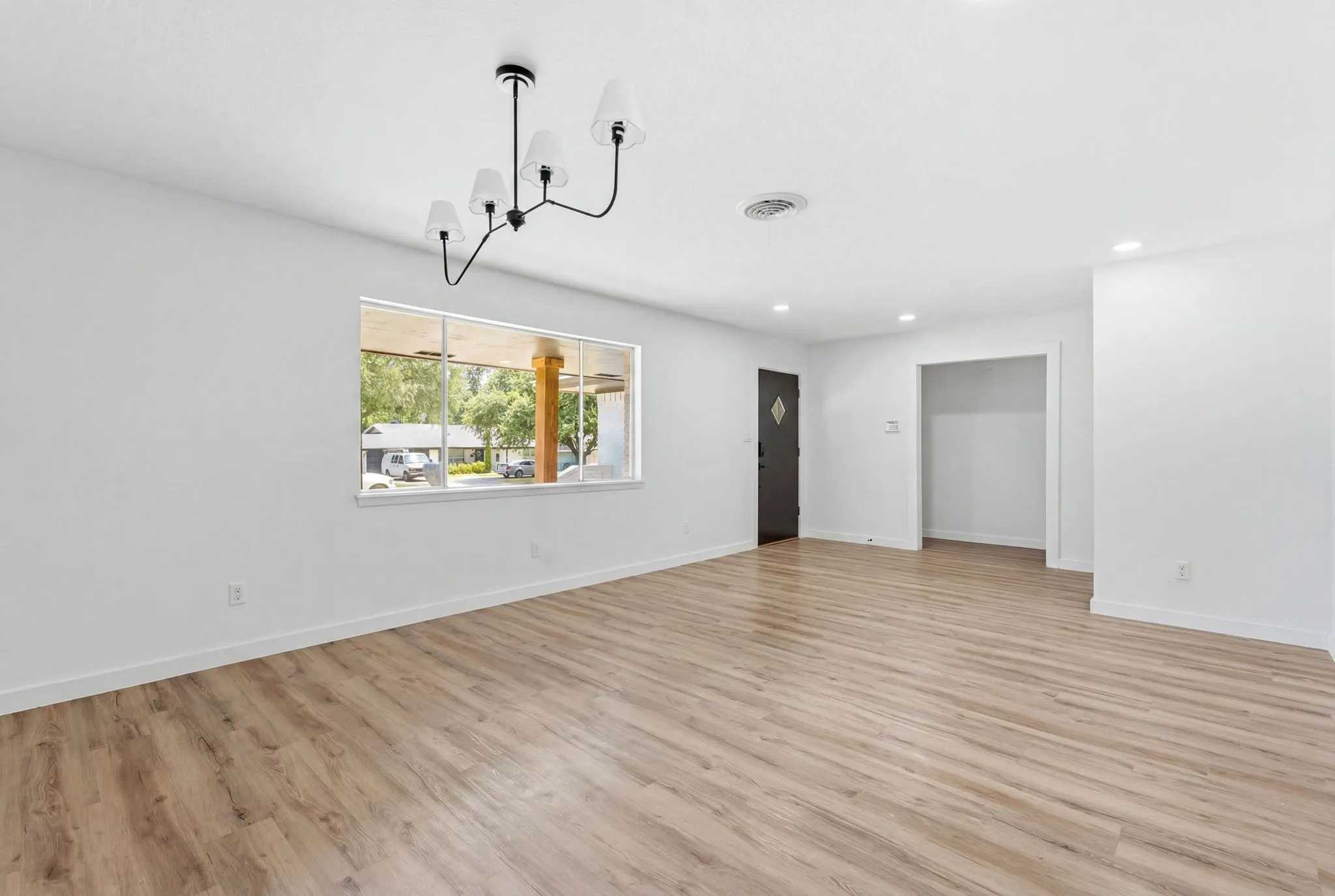 Single Family Residence For Sale in Tarrant County , 5512 Westcreek Drive, Fort Worth, Texas 76133, 3 Bedroom, 3 Bathroom, 2 Garage spaces, 1,828 Sqft, built in 1959, mls#21330014, Real Estate Agent in Fort Worth, Homes For Sale in Tarrant county, Homes For Sale in Fort Worth, Realtor in Fort Worth Texas, Real Estate Brokerage Independent Realty Texas, Luminita Cordes Realtor