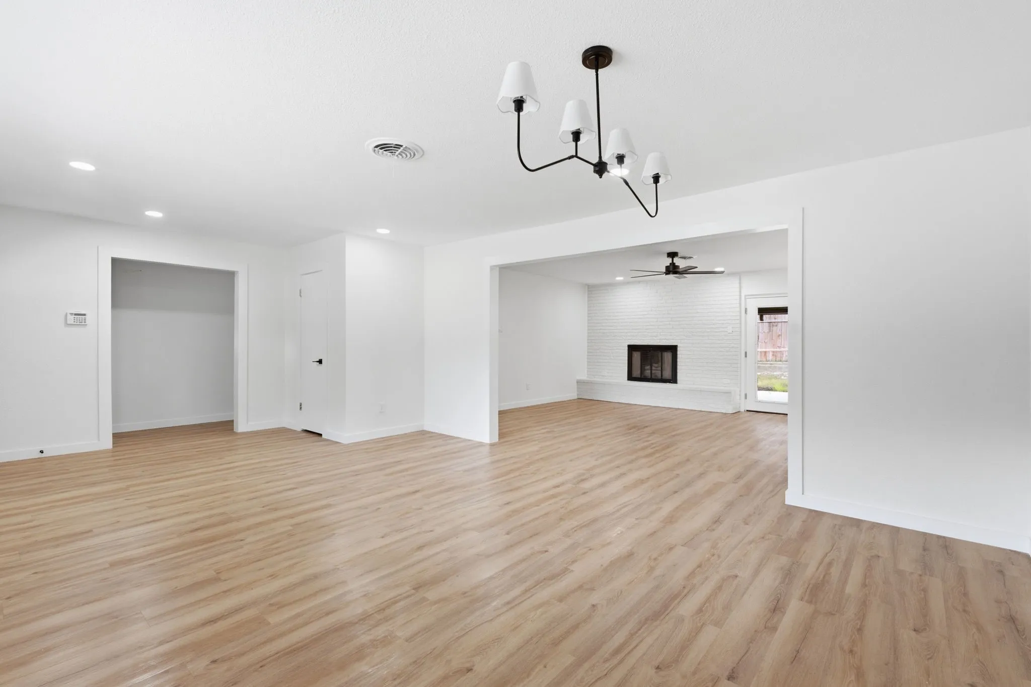Single Family Residence For Sale in Tarrant County , 5512 Westcreek Drive, Fort Worth, Texas 76133, 3 Bedroom, 3 Bathroom, 2 Garage spaces, 1,828 Sqft, built in 1959, mls#21330014, Real Estate Agent in Fort Worth, Homes For Sale in Tarrant county, Homes For Sale in Fort Worth, Realtor in Fort Worth Texas, Real Estate Brokerage Independent Realty Texas, Luminita Cordes Realtor