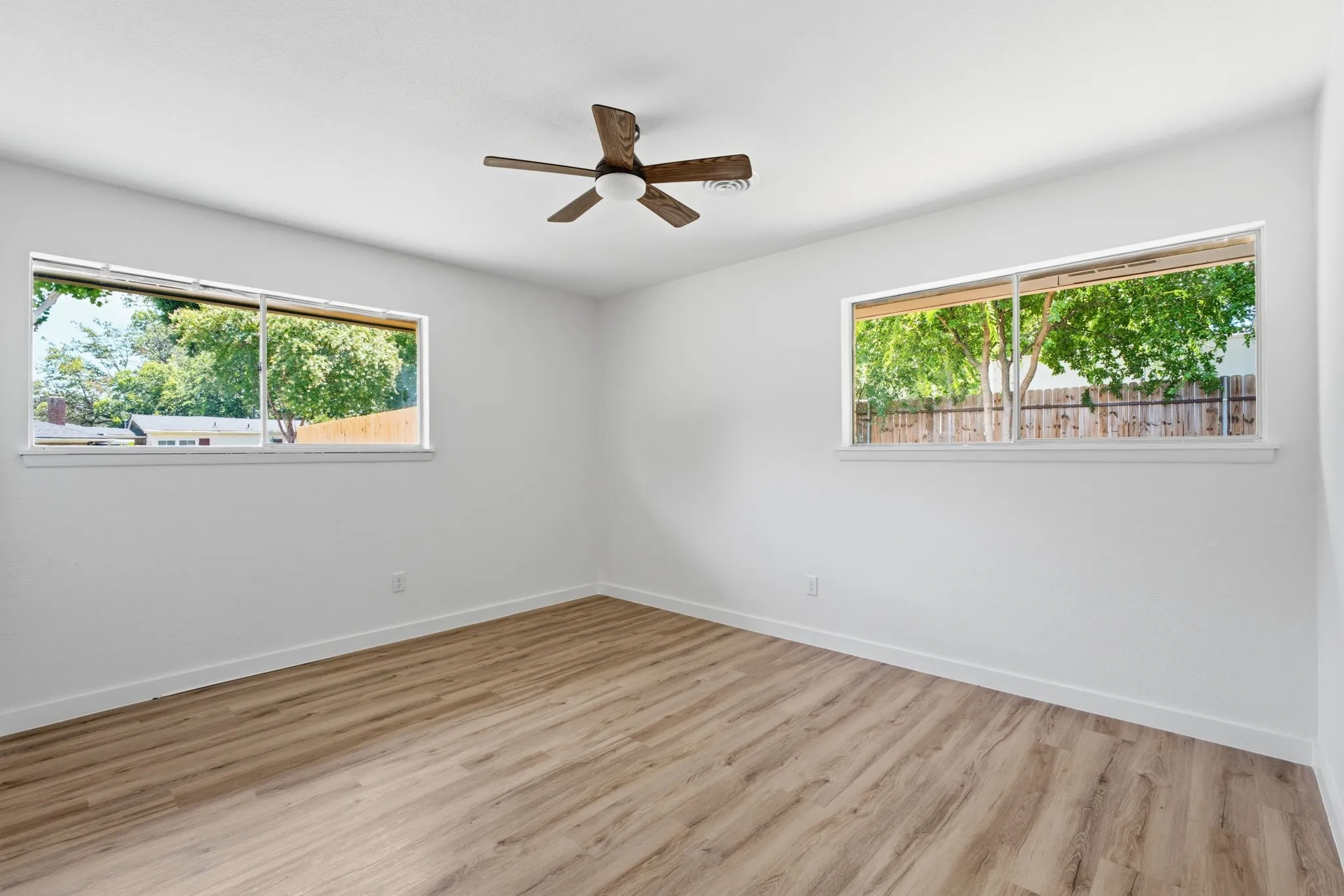Single Family Residence For Sale in Tarrant County , 5512 Westcreek Drive, Fort Worth, Texas 76133, 3 Bedroom, 3 Bathroom, 2 Garage spaces, 1,828 Sqft, built in 1959, mls#21330014, Real Estate Agent in Fort Worth, Homes For Sale in Tarrant county, Homes For Sale in Fort Worth, Realtor in Fort Worth Texas, Real Estate Brokerage Independent Realty Texas, Luminita Cordes Realtor