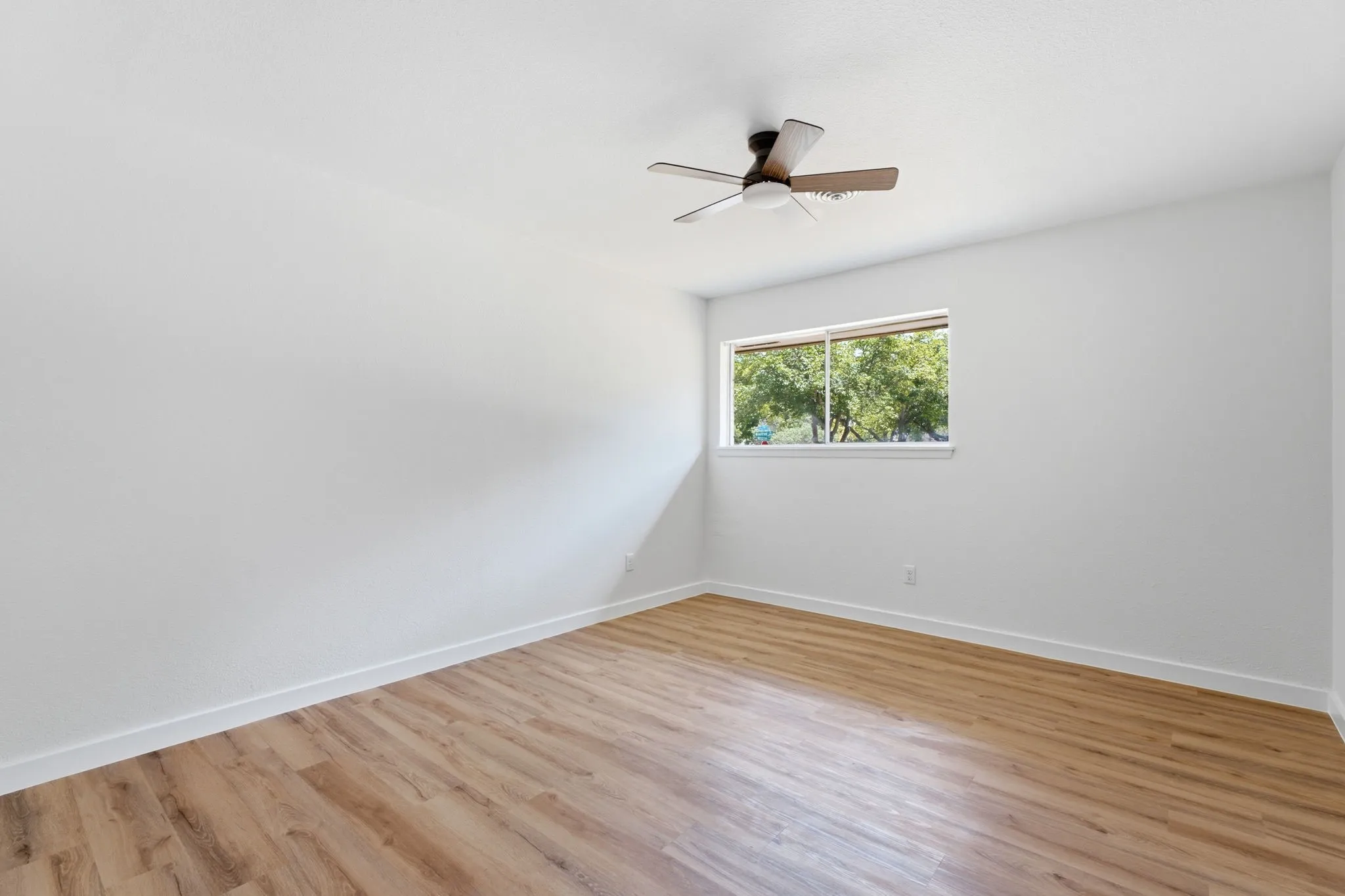 Single Family Residence For Sale in Tarrant County , 5512 Westcreek Drive, Fort Worth, Texas 76133, 3 Bedroom, 3 Bathroom, 2 Garage spaces, 1,828 Sqft, built in 1959, mls#21330014, Real Estate Agent in Fort Worth, Homes For Sale in Tarrant county, Homes For Sale in Fort Worth, Realtor in Fort Worth Texas, Real Estate Brokerage Independent Realty Texas, Luminita Cordes Realtor