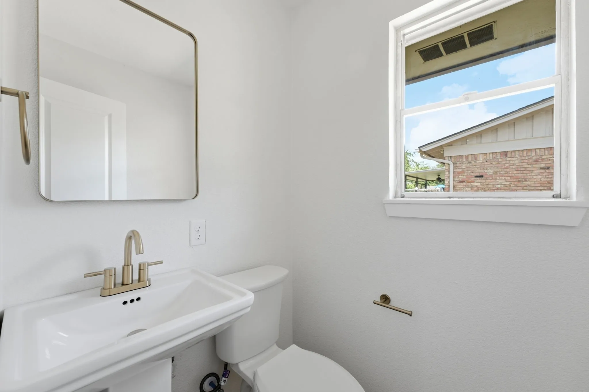 Single Family Residence For Sale in Tarrant County , 5512 Westcreek Drive, Fort Worth, Texas 76133, 3 Bedroom, 3 Bathroom, 2 Garage spaces, 1,828 Sqft, built in 1959, mls#21330014, Real Estate Agent in Fort Worth, Homes For Sale in Tarrant county, Homes For Sale in Fort Worth, Realtor in Fort Worth Texas, Real Estate Brokerage Independent Realty Texas, Luminita Cordes Realtor