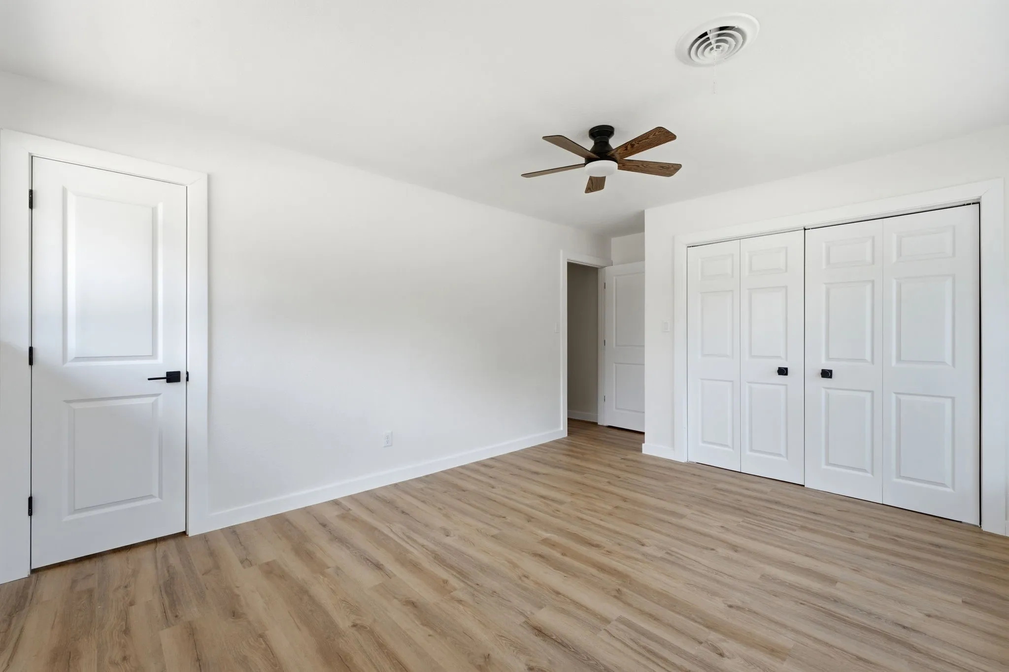 Single Family Residence For Sale in Tarrant County , 5512 Westcreek Drive, Fort Worth, Texas 76133, 3 Bedroom, 3 Bathroom, 2 Garage spaces, 1,828 Sqft, built in 1959, mls#21330014, Real Estate Agent in Fort Worth, Homes For Sale in Tarrant county, Homes For Sale in Fort Worth, Realtor in Fort Worth Texas, Real Estate Brokerage Independent Realty Texas, Luminita Cordes Realtor