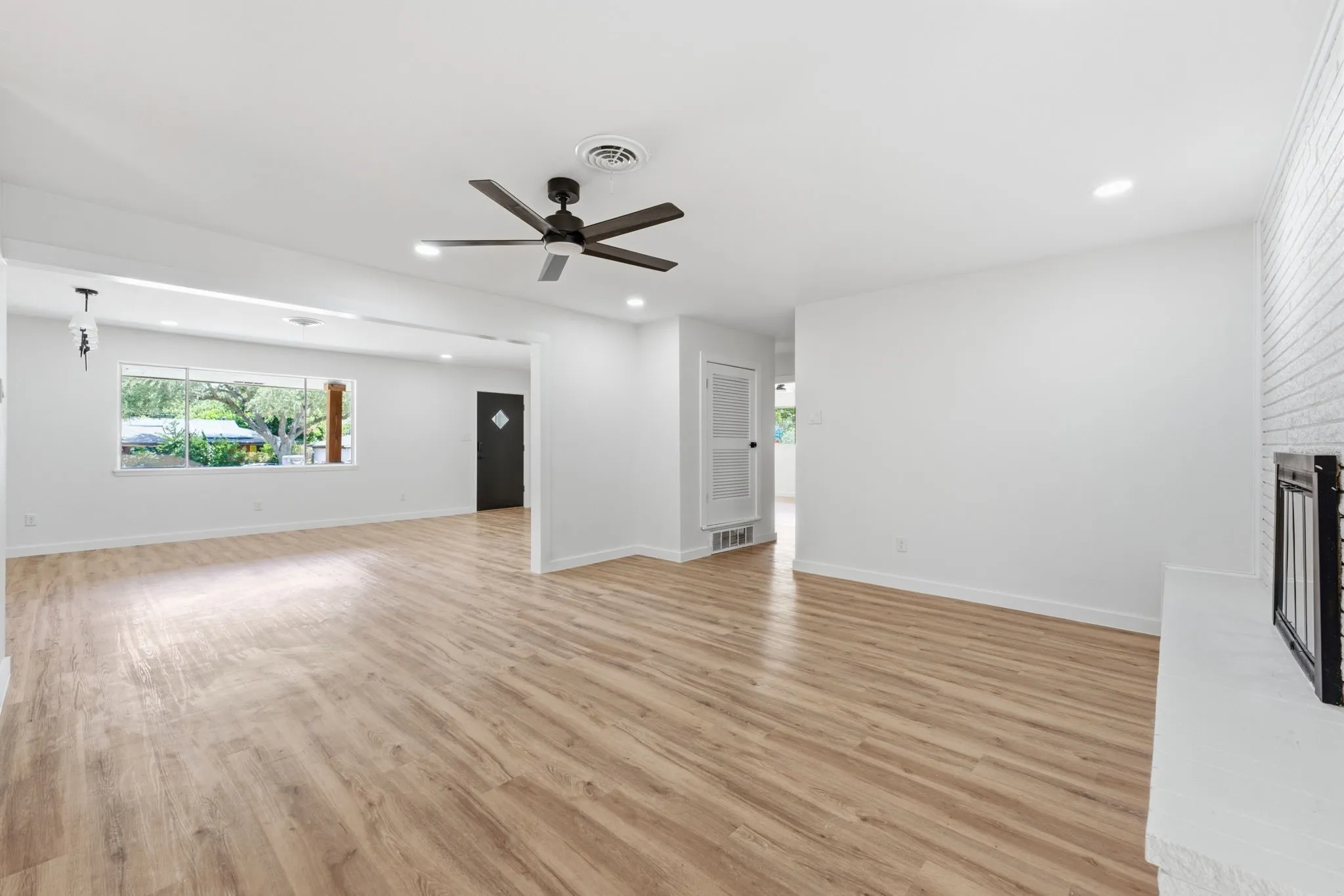 Single Family Residence For Sale in Tarrant County , 5512 Westcreek Drive, Fort Worth, Texas 76133, 3 Bedroom, 3 Bathroom, 2 Garage spaces, 1,828 Sqft, built in 1959, mls#21330014, Real Estate Agent in Fort Worth, Homes For Sale in Tarrant county, Homes For Sale in Fort Worth, Realtor in Fort Worth Texas, Real Estate Brokerage Independent Realty Texas, Luminita Cordes Realtor