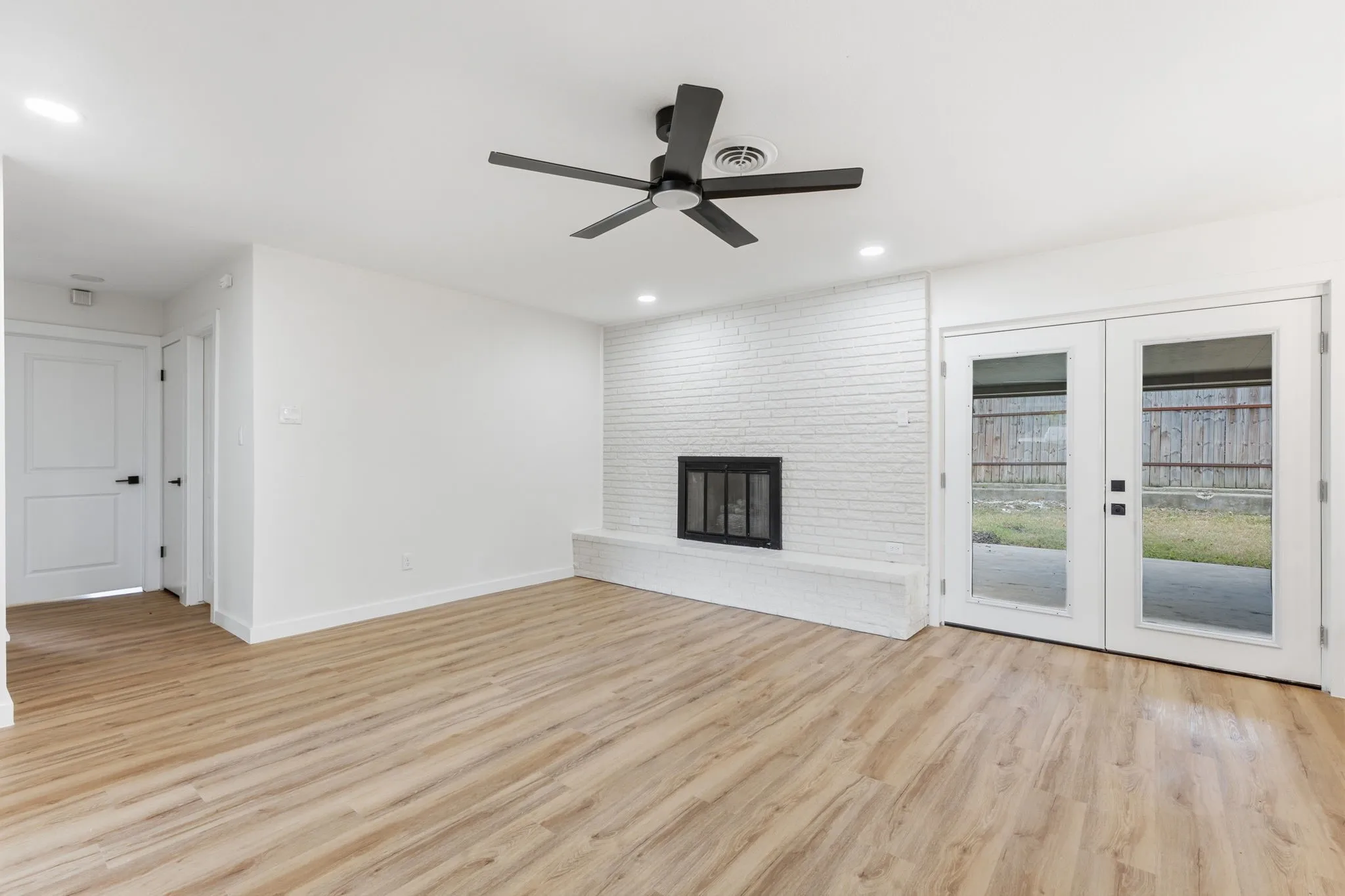 Single Family Residence For Sale in Tarrant County , 5512 Westcreek Drive, Fort Worth, Texas 76133, 3 Bedroom, 3 Bathroom, 2 Garage spaces, 1,828 Sqft, built in 1959, mls#21330014, Real Estate Agent in Fort Worth, Homes For Sale in Tarrant county, Homes For Sale in Fort Worth, Realtor in Fort Worth Texas, Real Estate Brokerage Independent Realty Texas, Luminita Cordes Realtor