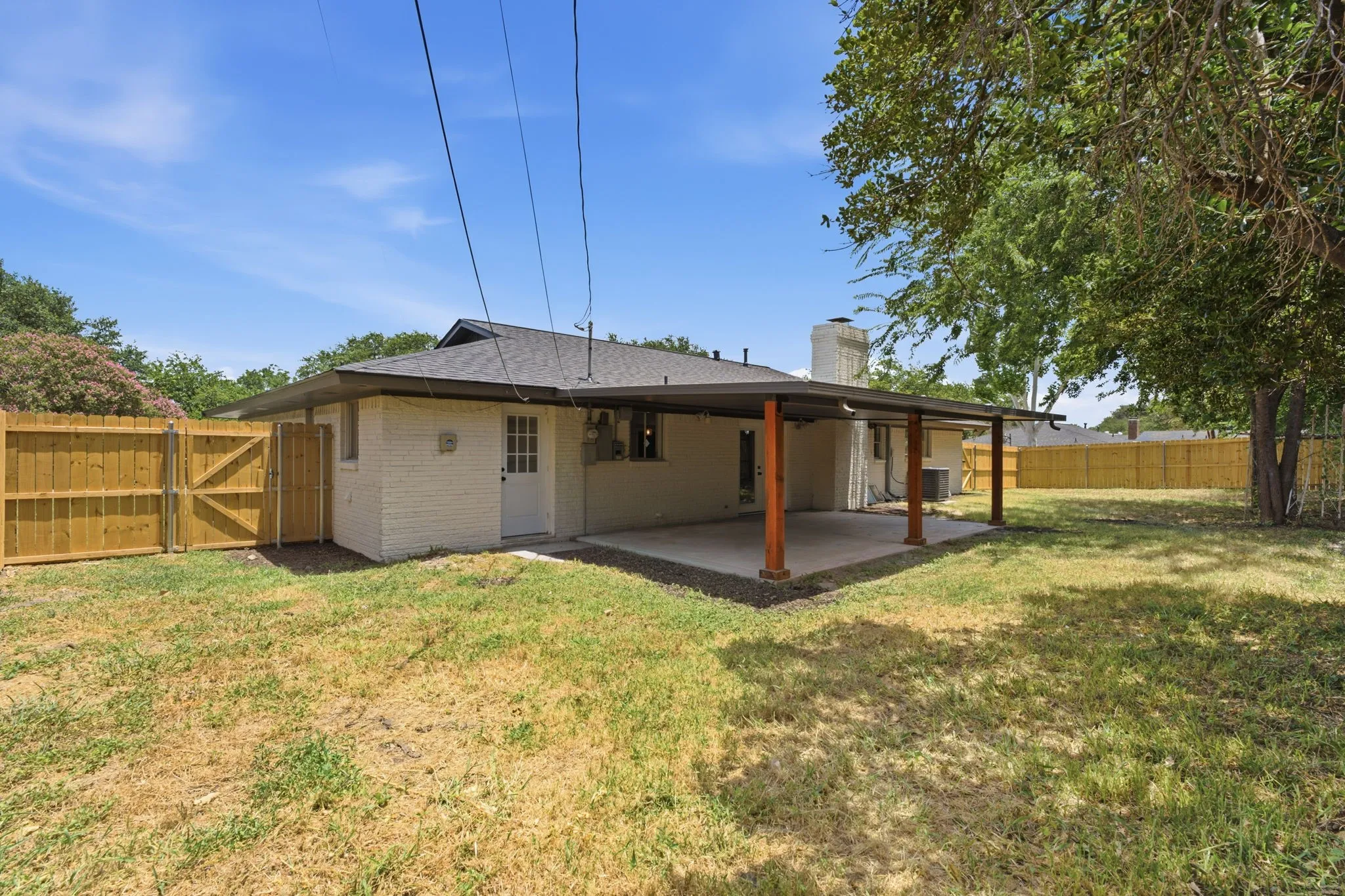 Single Family Residence For Sale in Tarrant County , 5512 Westcreek Drive, Fort Worth, Texas 76133, 3 Bedroom, 3 Bathroom, 2 Garage spaces, 1,828 Sqft, built in 1959, mls#21330014, Real Estate Agent in Fort Worth, Homes For Sale in Tarrant county, Homes For Sale in Fort Worth, Realtor in Fort Worth Texas, Real Estate Brokerage Independent Realty Texas, Luminita Cordes Realtor