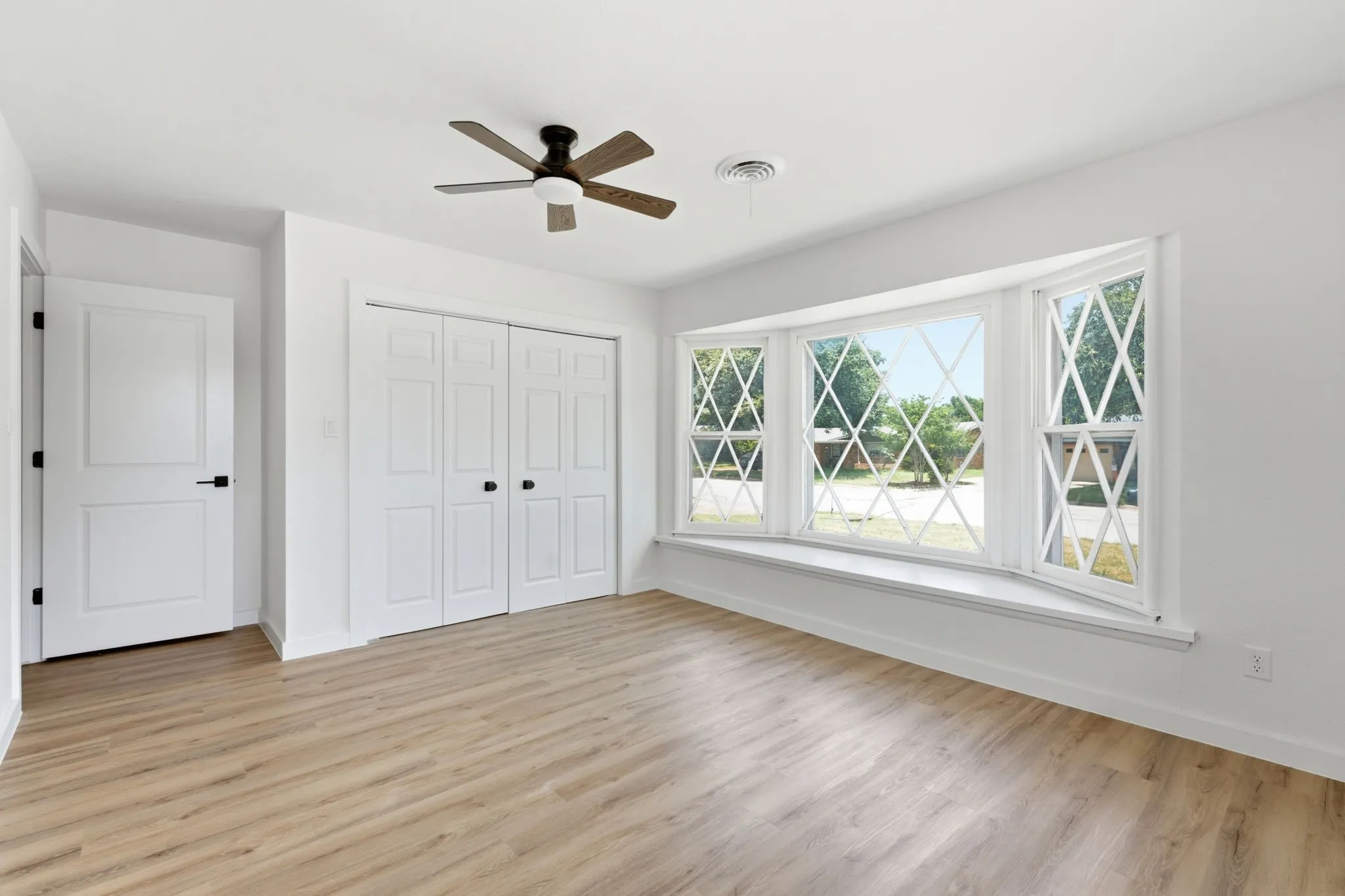 Single Family Residence For Sale in Tarrant County , 5512 Westcreek Drive, Fort Worth, Texas 76133, 3 Bedroom, 3 Bathroom, 2 Garage spaces, 1,828 Sqft, built in 1959, mls#21330014, Real Estate Agent in Fort Worth, Homes For Sale in Tarrant county, Homes For Sale in Fort Worth, Realtor in Fort Worth Texas, Real Estate Brokerage Independent Realty Texas, Luminita Cordes Realtor