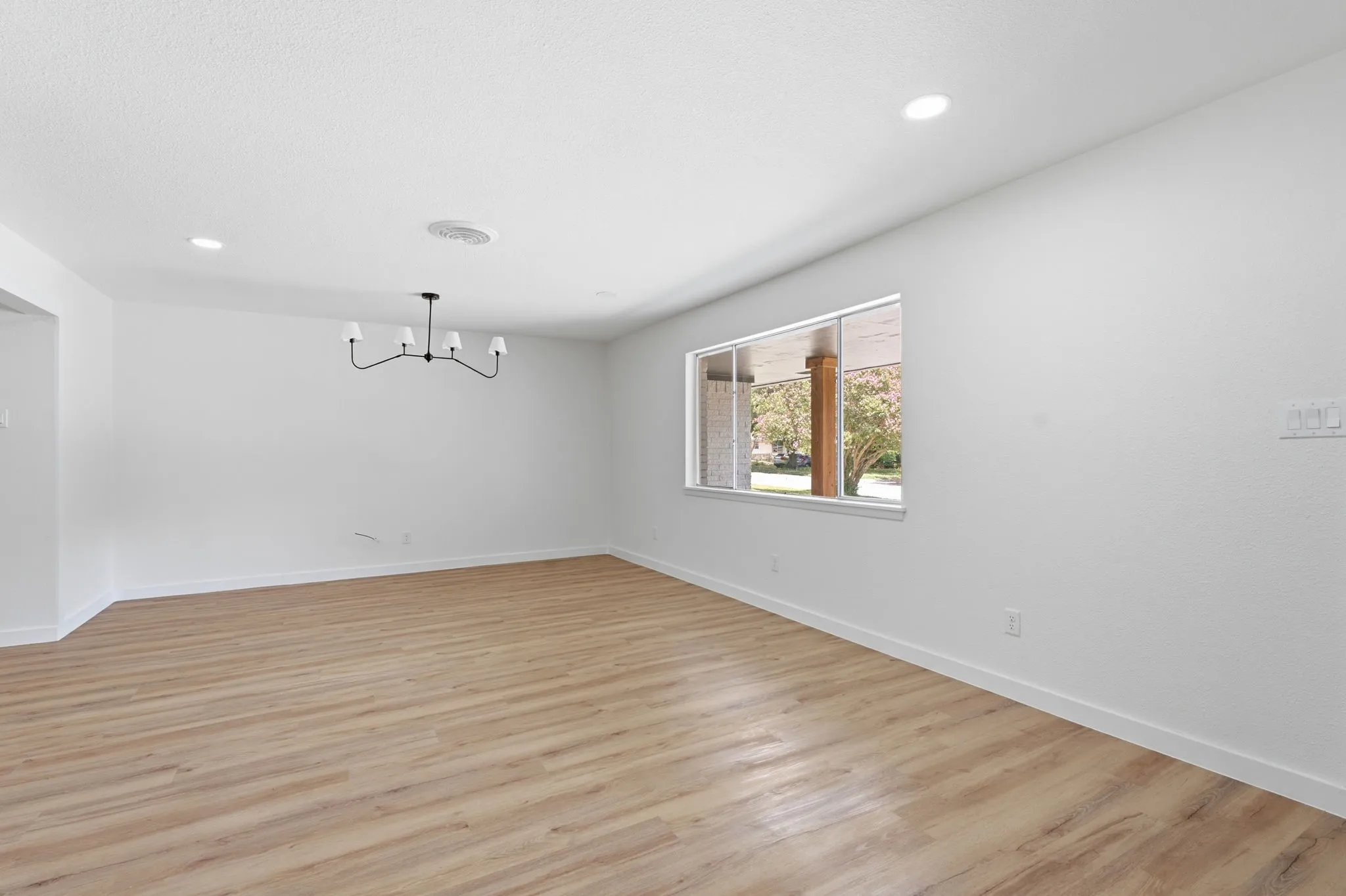 Single Family Residence For Sale in Tarrant County , 5512 Westcreek Drive, Fort Worth, Texas 76133, 3 Bedroom, 3 Bathroom, 2 Garage spaces, 1,828 Sqft, built in 1959, mls#21330014, Real Estate Agent in Fort Worth, Homes For Sale in Tarrant county, Homes For Sale in Fort Worth, Realtor in Fort Worth Texas, Real Estate Brokerage Independent Realty Texas, Luminita Cordes Realtor