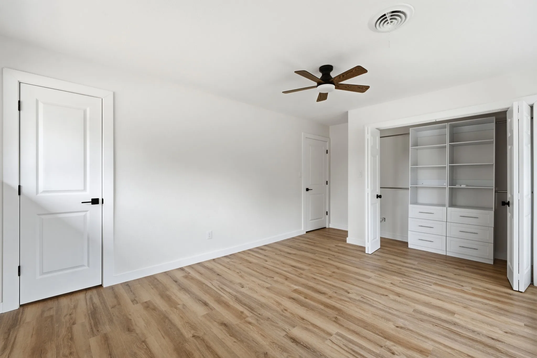 Single Family Residence For Sale in Tarrant County , 5512 Westcreek Drive, Fort Worth, Texas 76133, 3 Bedroom, 3 Bathroom, 2 Garage spaces, 1,828 Sqft, built in 1959, mls#21330014, Real Estate Agent in Fort Worth, Homes For Sale in Tarrant county, Homes For Sale in Fort Worth, Realtor in Fort Worth Texas, Real Estate Brokerage Independent Realty Texas, Luminita Cordes Realtor