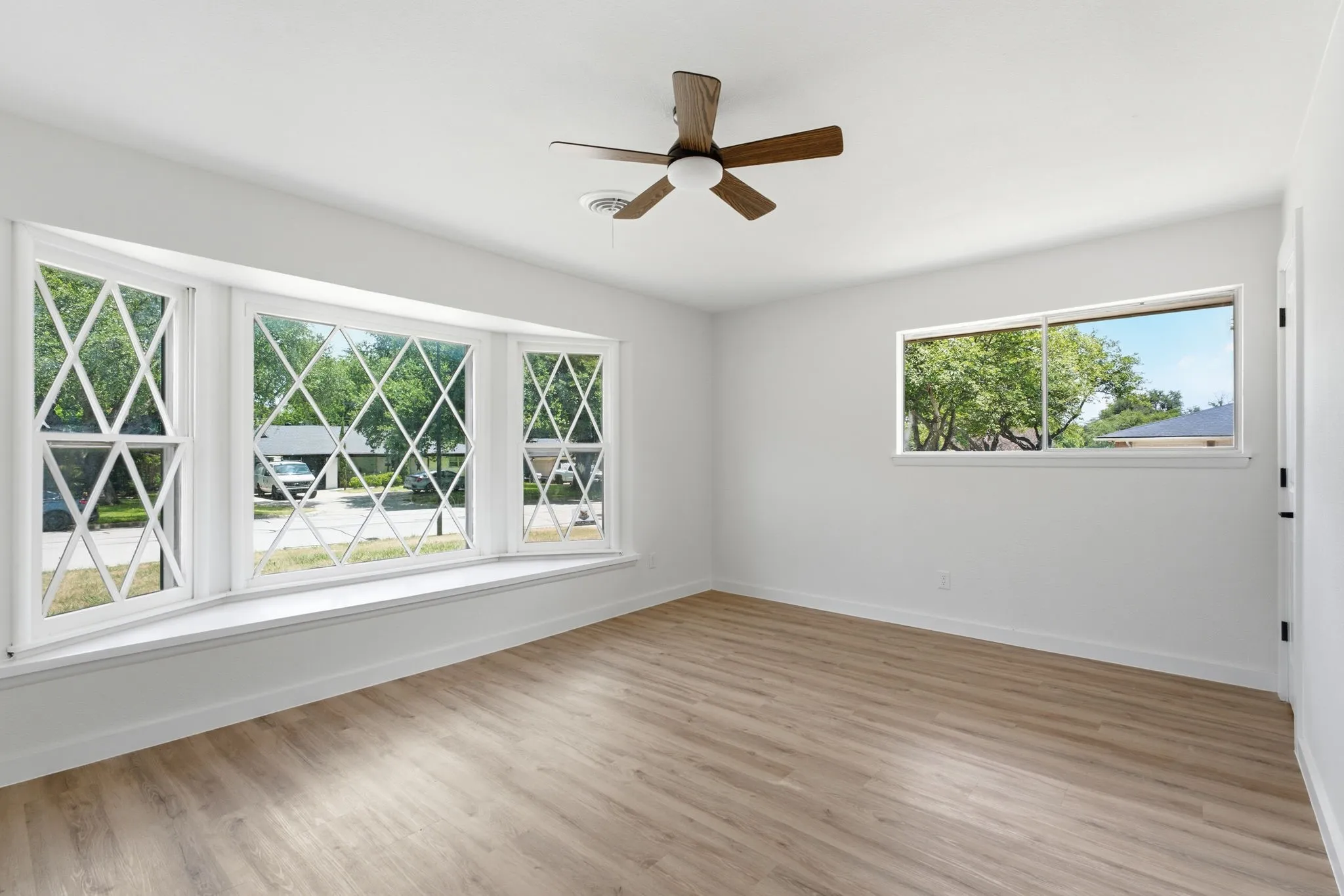 Single Family Residence For Sale in Tarrant County , 5512 Westcreek Drive, Fort Worth, Texas 76133, 3 Bedroom, 3 Bathroom, 2 Garage spaces, 1,828 Sqft, built in 1959, mls#21330014, Real Estate Agent in Fort Worth, Homes For Sale in Tarrant county, Homes For Sale in Fort Worth, Realtor in Fort Worth Texas, Real Estate Brokerage Independent Realty Texas, Luminita Cordes Realtor