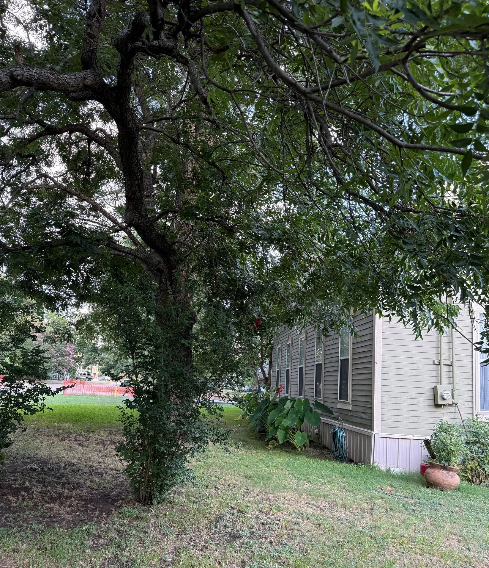 Single Family Residence For Sale in Hill County , 300 NW 3rd Street, Hubbard, Texas 76648, 2 Bedroom, 2 Bathroom, 1 Garage spaces, 1,465 Sqft, built in 1930, mls#21330275, Real Estate Agent in Hubbard, Homes For Sale in Hill county, Homes For Sale in Hubbard, Realtor in Hubbard Texas, Real Estate Brokerage Independent Realty Texas, Luminita Cordes Realtor