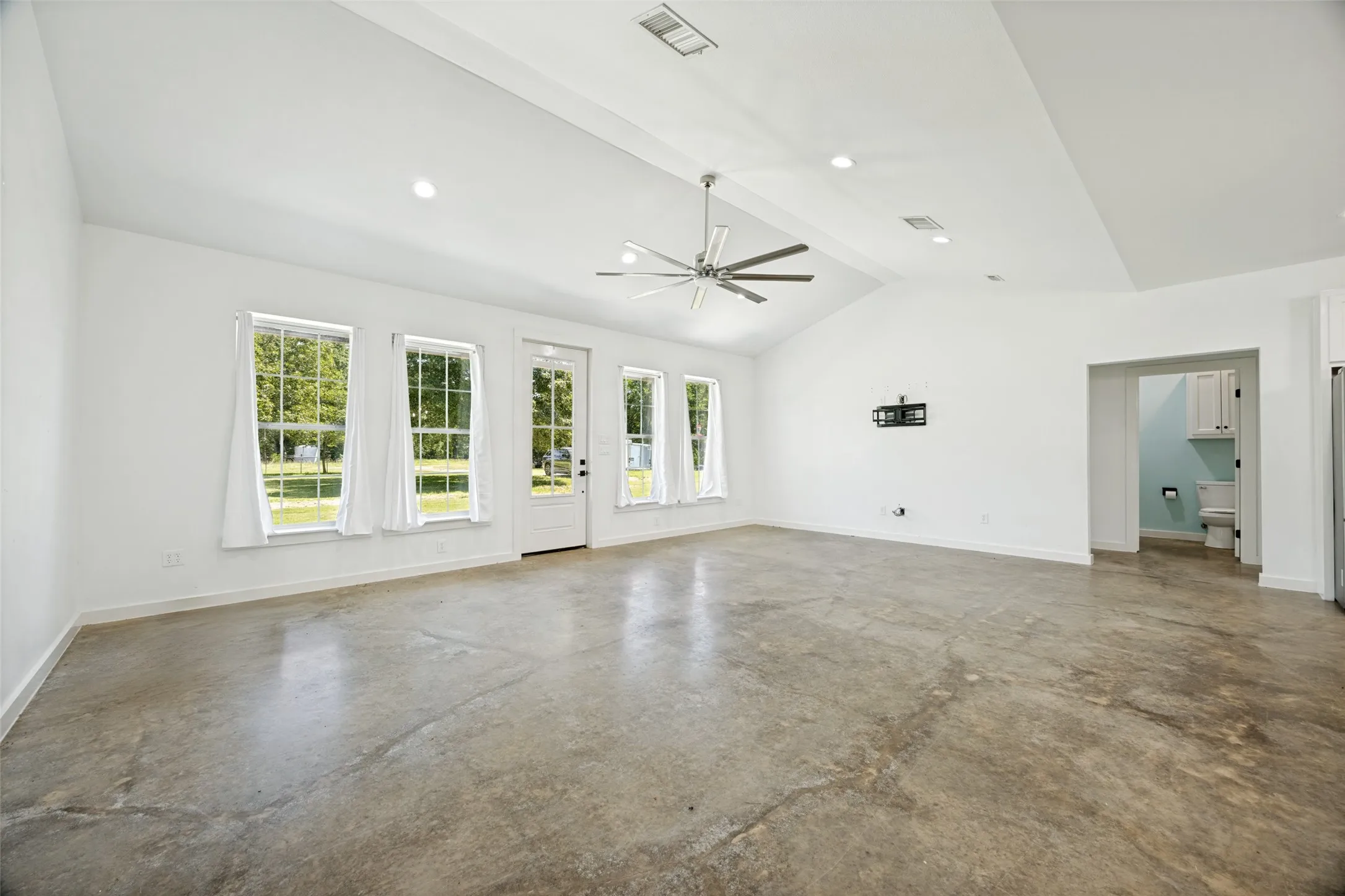 Single Family Residence For Sale in Rains County , 822 Private Road 7370, Point, Texas 75472, 3 Bedroom, 2 Bathroom, Garage spaces, 2,100 Sqft, built in 2022, mls#21330292, Real Estate Agent in Point, Homes For Sale in Rains county, Homes For Sale in Point, Realtor in Point Texas, Real Estate Brokerage Independent Realty Texas, Luminita Cordes Realtor