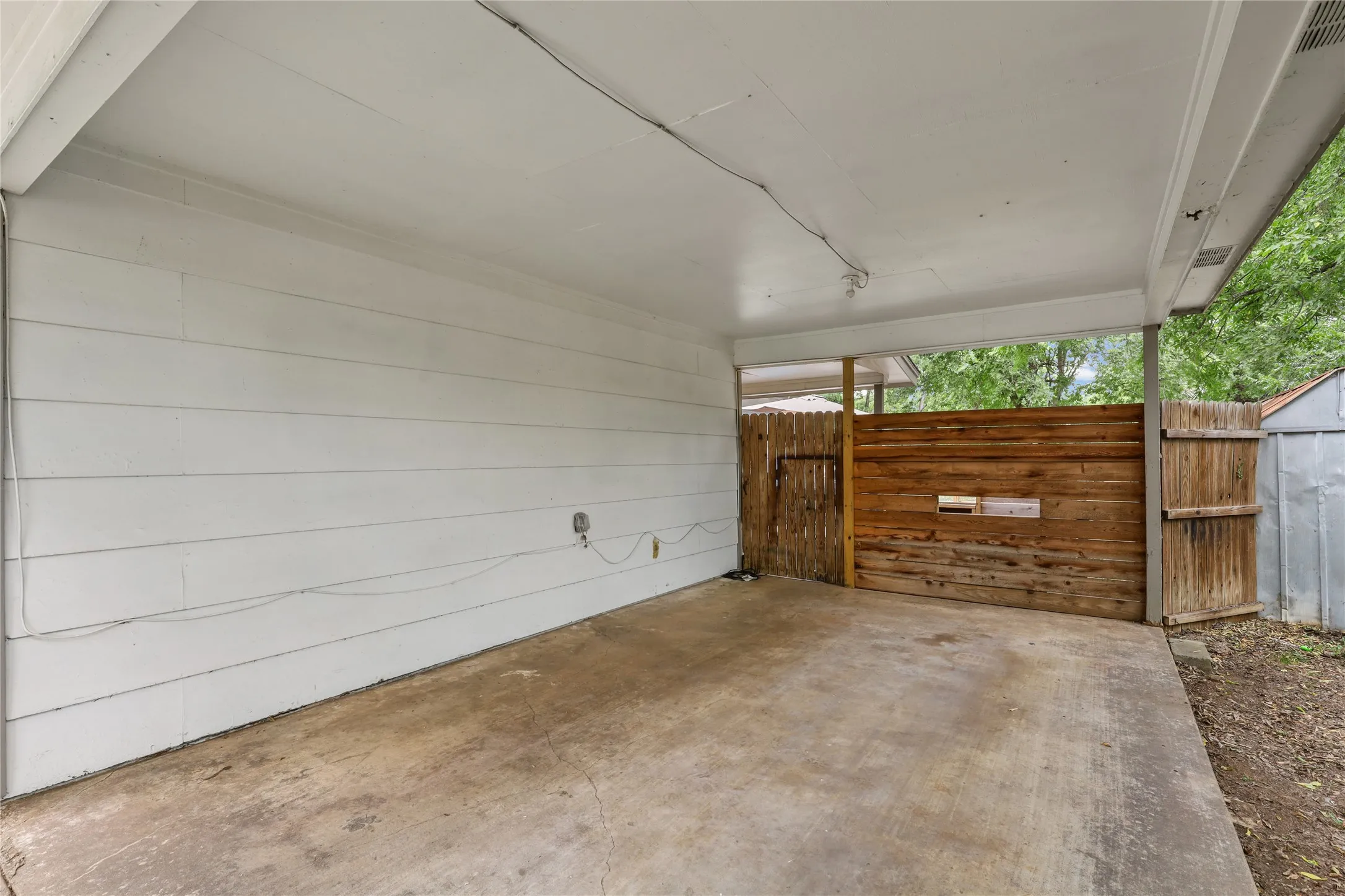 Single Family Residence For Sale in Johnson County , 508 Batterson Street, Cleburne, Texas 76031, 3 Bedroom, 1 Bathroom, Garage spaces, 1,025 Sqft, built in 1930, mls#21330301, Real Estate Agent in Cleburne, Homes For Sale in Johnson county, Homes For Sale in Cleburne, Realtor in Cleburne Texas, Real Estate Brokerage Independent Realty Texas, Luminita Cordes Realtor