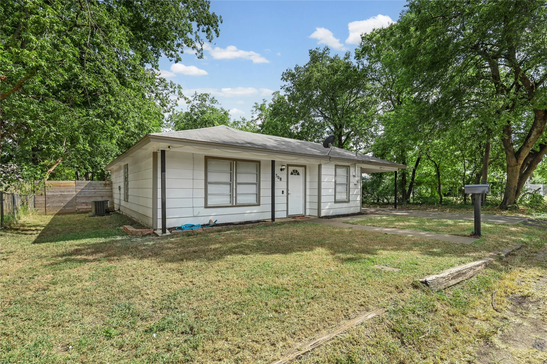 Single Family Residence For Sale in Johnson County , 508 Batterson Street, Cleburne, Texas 76031, 3 Bedroom, 1 Bathroom, Garage spaces, 1,025 Sqft, built in 1930, mls#21330301, Real Estate Agent in Cleburne, Homes For Sale in Johnson county, Homes For Sale in Cleburne, Realtor in Cleburne Texas, Real Estate Brokerage Independent Realty Texas, Luminita Cordes Realtor