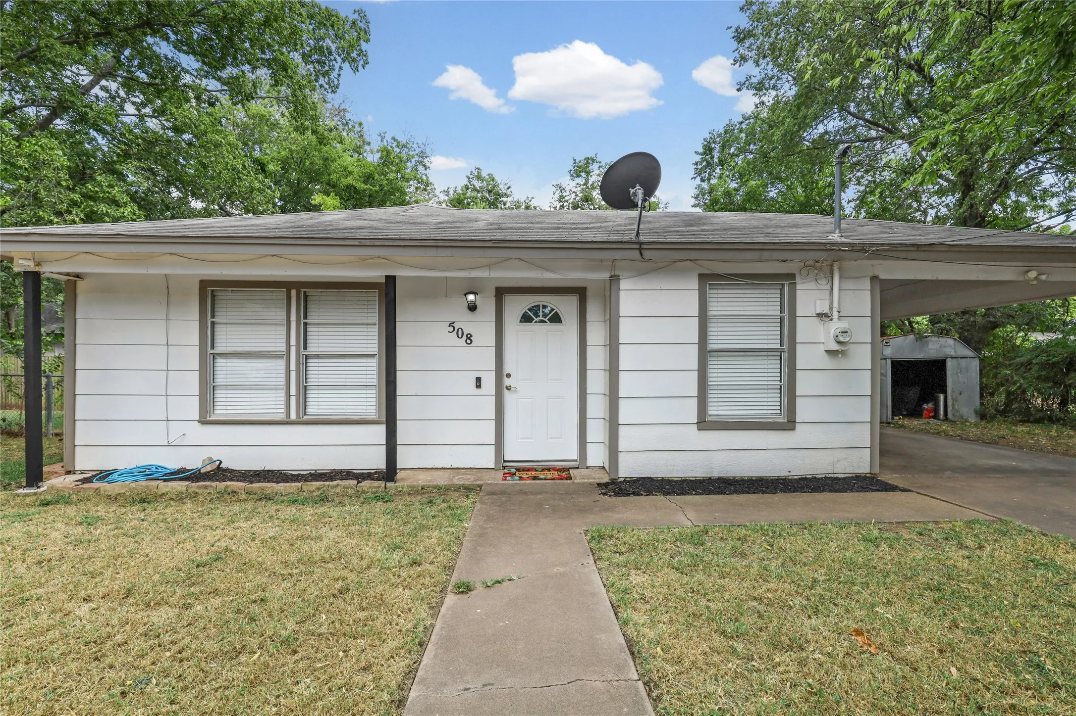 Single Family Residence For Sale in Johnson County , 508 Batterson Street, Cleburne, Texas 76031, 3 Bedroom, 1 Bathroom, Garage spaces, 1,025 Sqft, built in 1930, mls#21330301, Real Estate Agent in Cleburne, Homes For Sale in Johnson county, Homes For Sale in Cleburne, Realtor in Cleburne Texas, Real Estate Brokerage Independent Realty Texas, Luminita Cordes Realtor