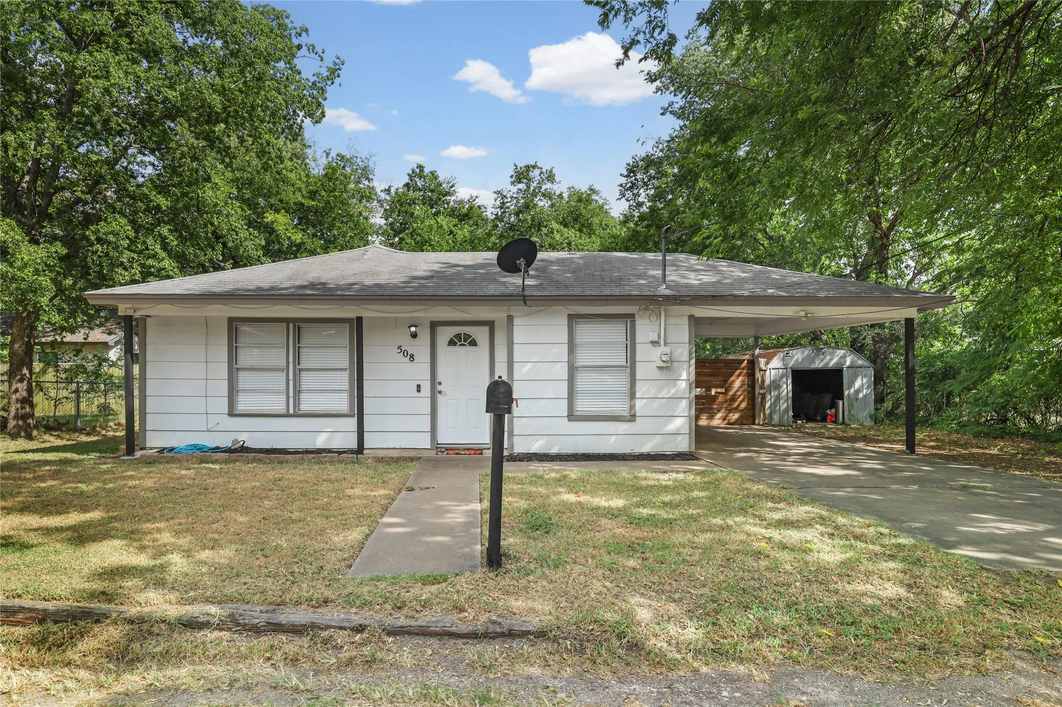 Single Family Residence For Sale in Johnson County , 508 Batterson Street, Cleburne, Texas 76031, 3 Bedroom, 1 Bathroom, Garage spaces, 1,025 Sqft, built in 1930, mls#21330301, Real Estate Agent in Cleburne, Homes For Sale in Johnson county, Homes For Sale in Cleburne, Realtor in Cleburne Texas, Real Estate Brokerage Independent Realty Texas, Luminita Cordes Realtor