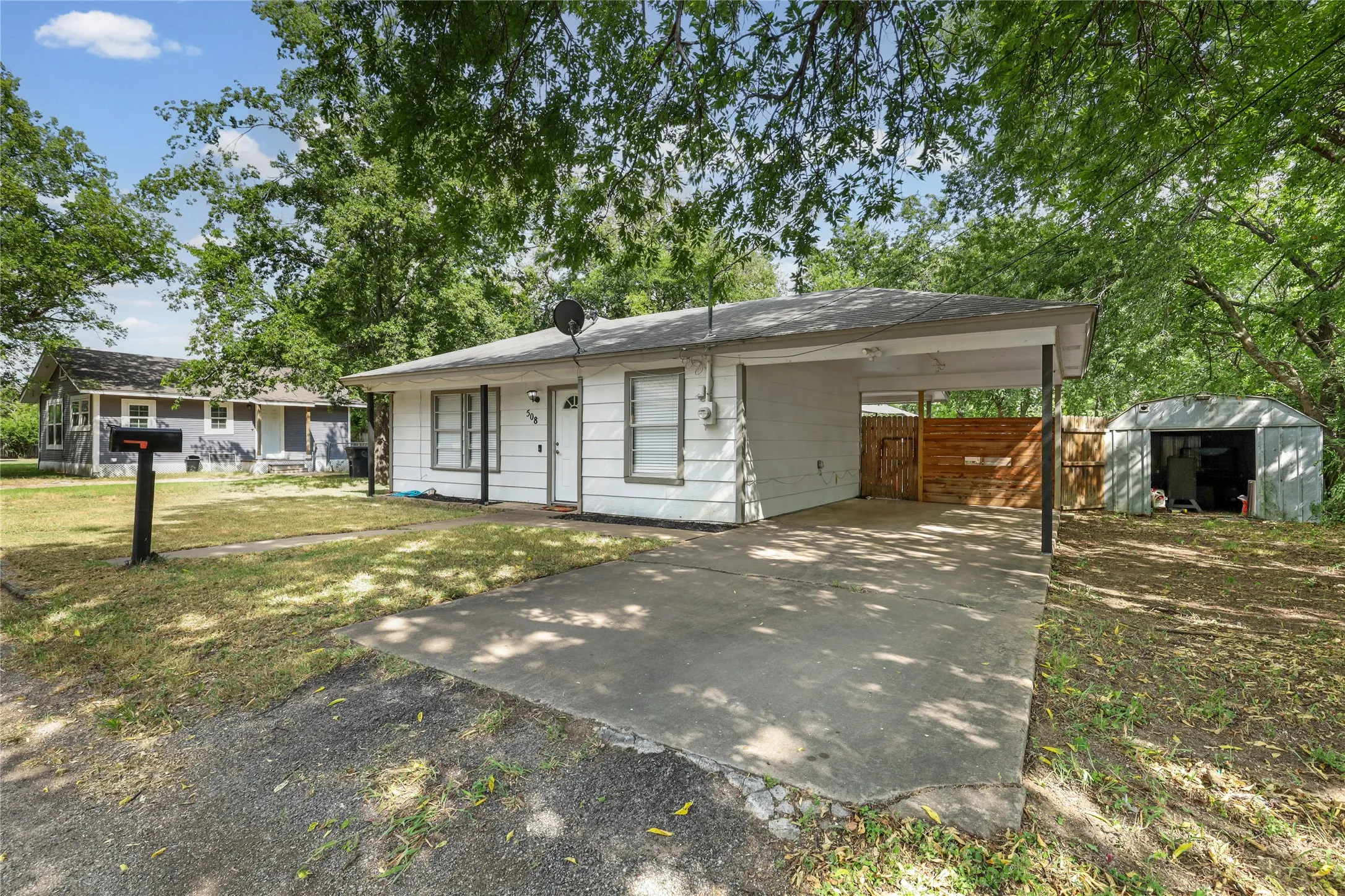 Single Family Residence For Sale in Johnson County , 508 Batterson Street, Cleburne, Texas 76031, 3 Bedroom, 1 Bathroom, Garage spaces, 1,025 Sqft, built in 1930, mls#21330301, Real Estate Agent in Cleburne, Homes For Sale in Johnson county, Homes For Sale in Cleburne, Realtor in Cleburne Texas, Real Estate Brokerage Independent Realty Texas, Luminita Cordes Realtor