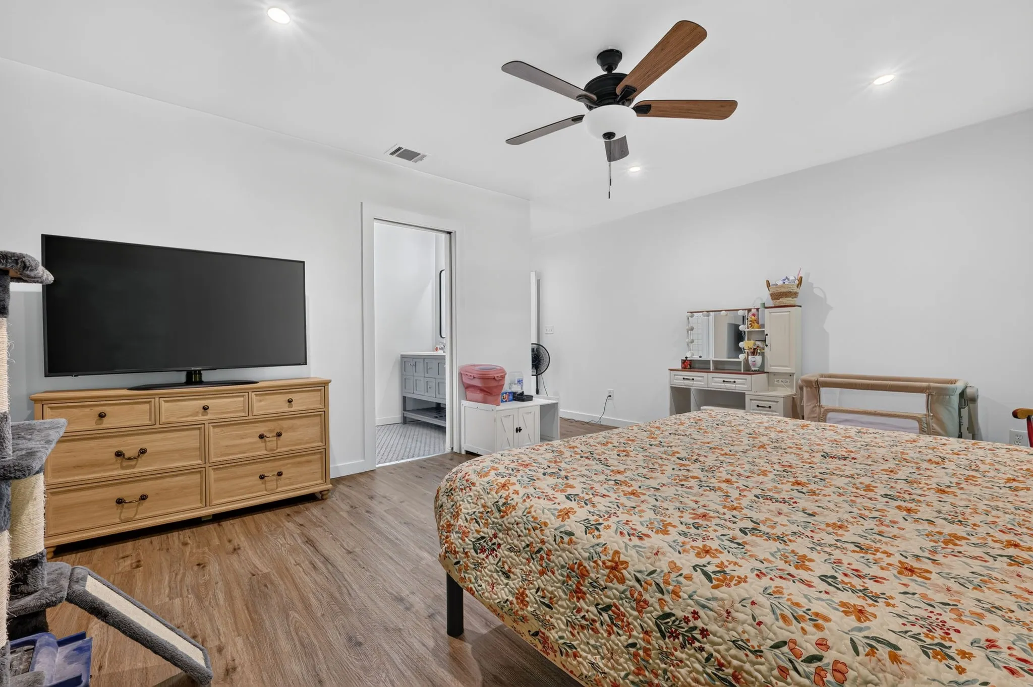 Single Family Residence For Sale in Palo Pinto County , 2100 NW 4th Avenue, Mineral Wells, Texas 76067, 3 Bedroom, 2 Bathroom, Garage spaces, 2,131 Sqft, built in 1942, mls#21329235, Real Estate Agent in Mineral Wells, Homes For Sale in Palo Pinto county, Homes For Sale in Mineral Wells, Realtor in Mineral Wells Texas, Real Estate Brokerage Independent Realty Texas, Luminita Cordes Realtor
