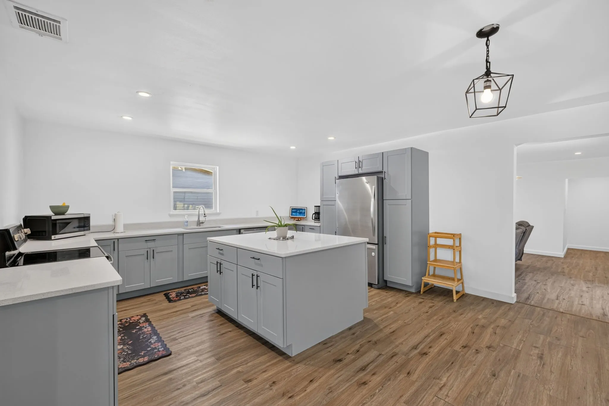 Single Family Residence For Sale in Palo Pinto County , 2100 NW 4th Avenue, Mineral Wells, Texas 76067, 3 Bedroom, 2 Bathroom, Garage spaces, 2,131 Sqft, built in 1942, mls#21329235, Real Estate Agent in Mineral Wells, Homes For Sale in Palo Pinto county, Homes For Sale in Mineral Wells, Realtor in Mineral Wells Texas, Real Estate Brokerage Independent Realty Texas, Luminita Cordes Realtor