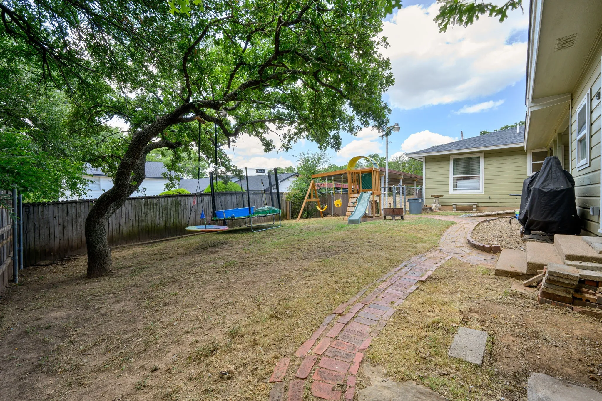 Single Family Residence For Sale in Palo Pinto County , 2100 NW 4th Avenue, Mineral Wells, Texas 76067, 3 Bedroom, 2 Bathroom, Garage spaces, 2,131 Sqft, built in 1942, mls#21329235, Real Estate Agent in Mineral Wells, Homes For Sale in Palo Pinto county, Homes For Sale in Mineral Wells, Realtor in Mineral Wells Texas, Real Estate Brokerage Independent Realty Texas, Luminita Cordes Realtor