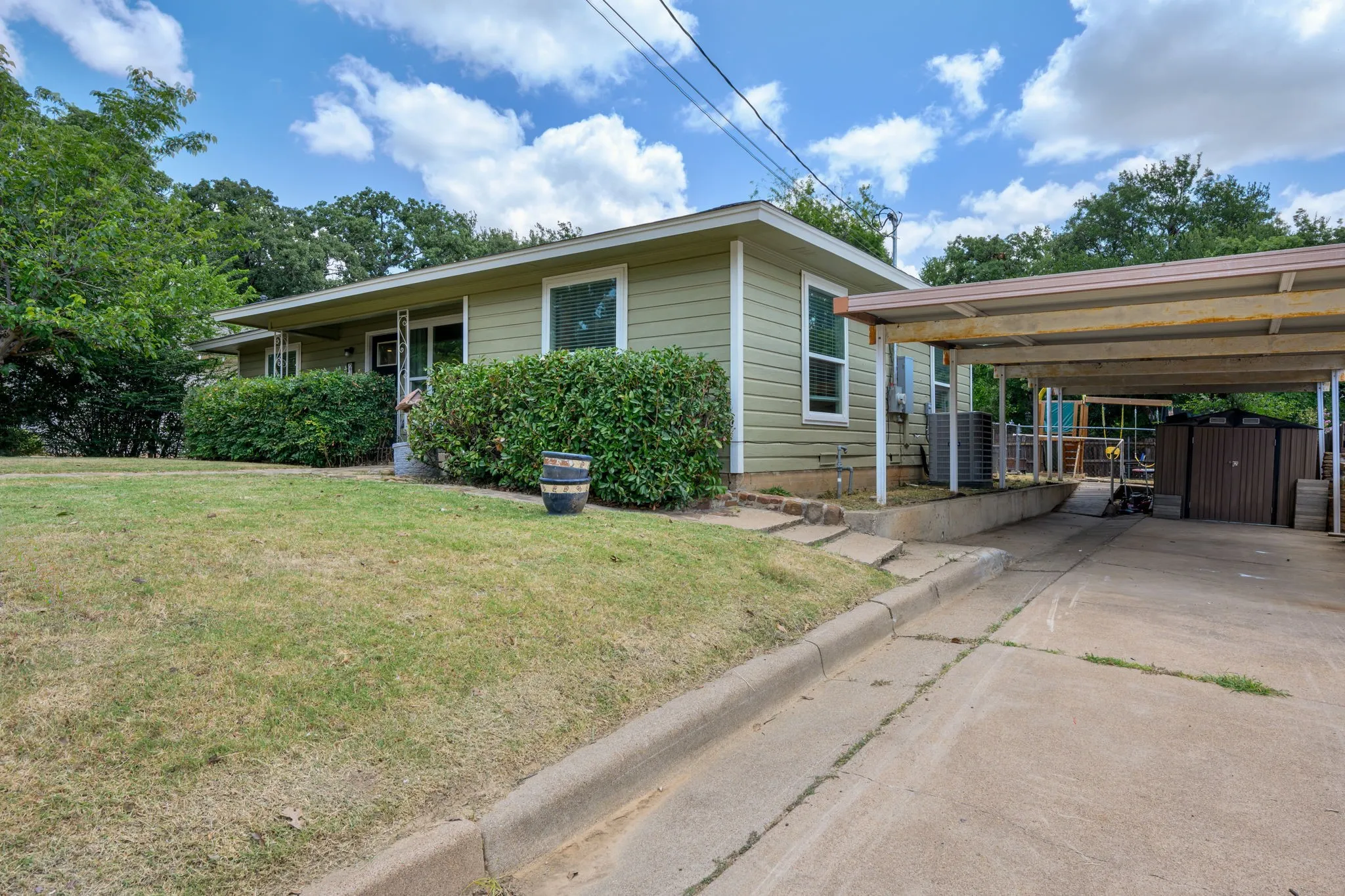 Single Family Residence For Sale in Palo Pinto County , 2100 NW 4th Avenue, Mineral Wells, Texas 76067, 3 Bedroom, 2 Bathroom, Garage spaces, 2,131 Sqft, built in 1942, mls#21329235, Real Estate Agent in Mineral Wells, Homes For Sale in Palo Pinto county, Homes For Sale in Mineral Wells, Realtor in Mineral Wells Texas, Real Estate Brokerage Independent Realty Texas, Luminita Cordes Realtor