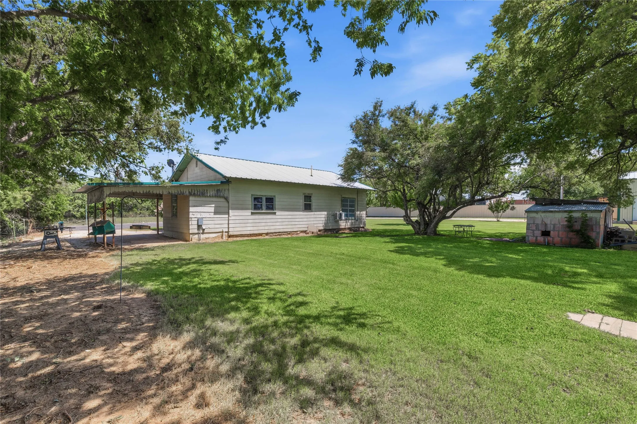 Single Family Residence For Sale in Brown County , 19175 Highway 183 N, May, Texas 76857, 2 Bedroom, 1 Bathroom, 1 Garage spaces, 1,198 Sqft, built in 0, mls#21329767, Real Estate Agent in May, Homes For Sale in Brown county, Homes For Sale in May, Realtor in May Texas, Real Estate Brokerage Independent Realty Texas, Luminita Cordes Realtor