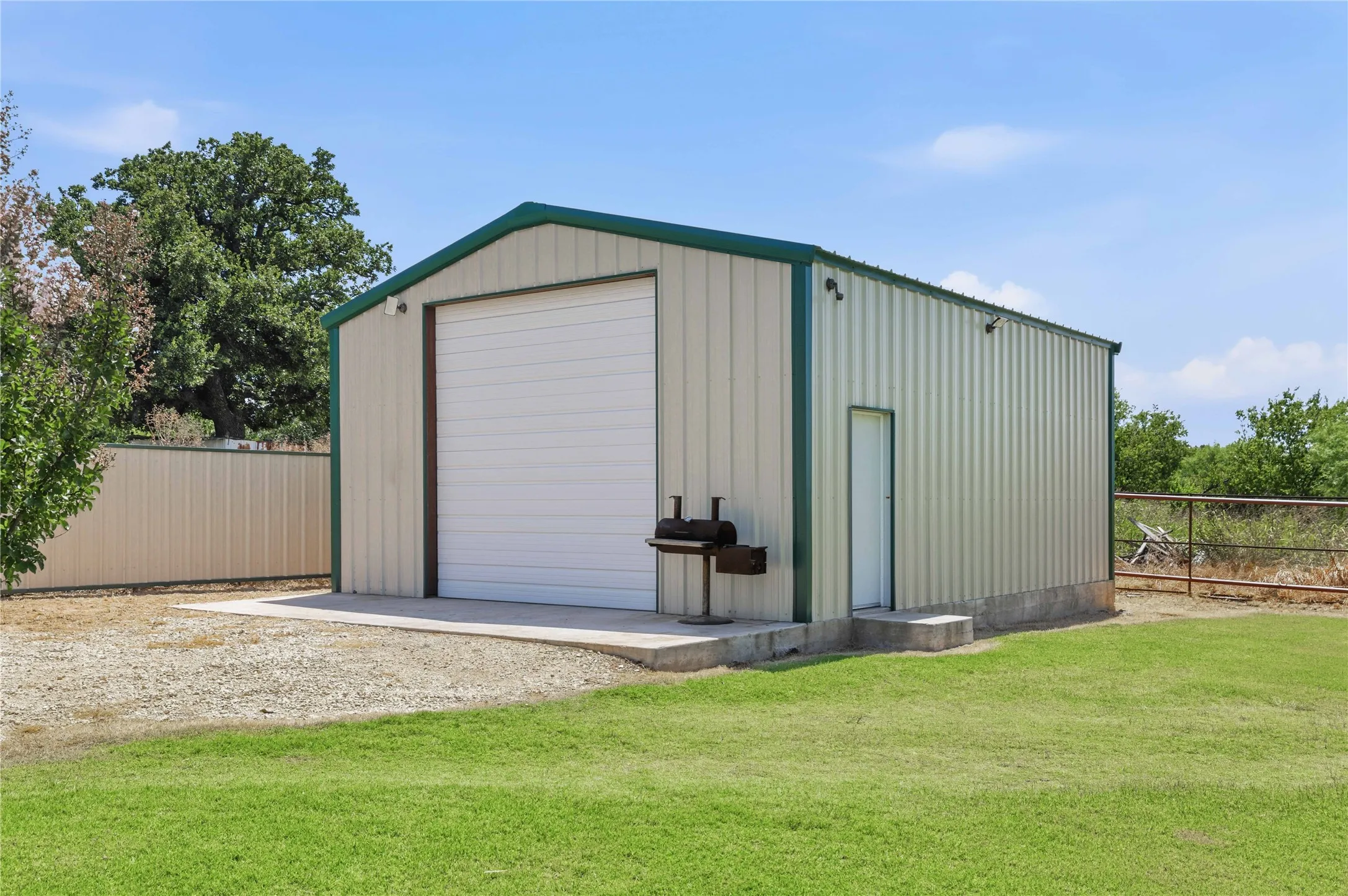Single Family Residence For Sale in Brown County , 19175 Highway 183 N, May, Texas 76857, 2 Bedroom, 1 Bathroom, 1 Garage spaces, 1,198 Sqft, built in 0, mls#21329767, Real Estate Agent in May, Homes For Sale in Brown county, Homes For Sale in May, Realtor in May Texas, Real Estate Brokerage Independent Realty Texas, Luminita Cordes Realtor