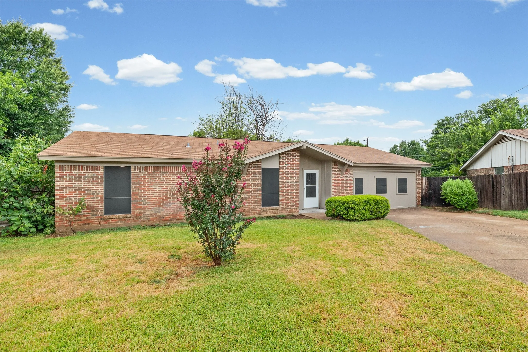 Single Family Residence For Sale in Tarrant County , 1915 Westover Court, Arlington, Texas 76015, 4 Bedroom, 2 Bathroom, Garage spaces, 1,809 Sqft, built in 1974, mls#21330334, Real Estate Agent in Arlington, Homes For Sale in Tarrant county, Homes For Sale in Arlington, Realtor in Arlington Texas, Real Estate Brokerage Independent Realty Texas, Luminita Cordes Realtor