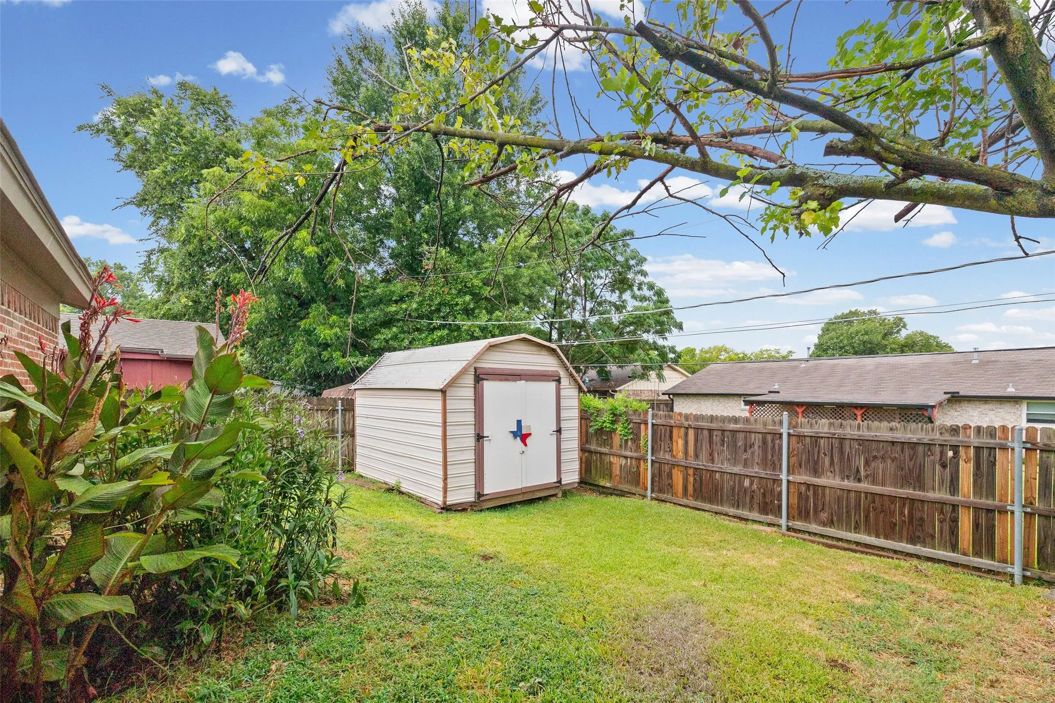 Single Family Residence For Sale in Tarrant County , 1915 Westover Court, Arlington, Texas 76015, 4 Bedroom, 2 Bathroom, Garage spaces, 1,809 Sqft, built in 1974, mls#21330334, Real Estate Agent in Arlington, Homes For Sale in Tarrant county, Homes For Sale in Arlington, Realtor in Arlington Texas, Real Estate Brokerage Independent Realty Texas, Luminita Cordes Realtor