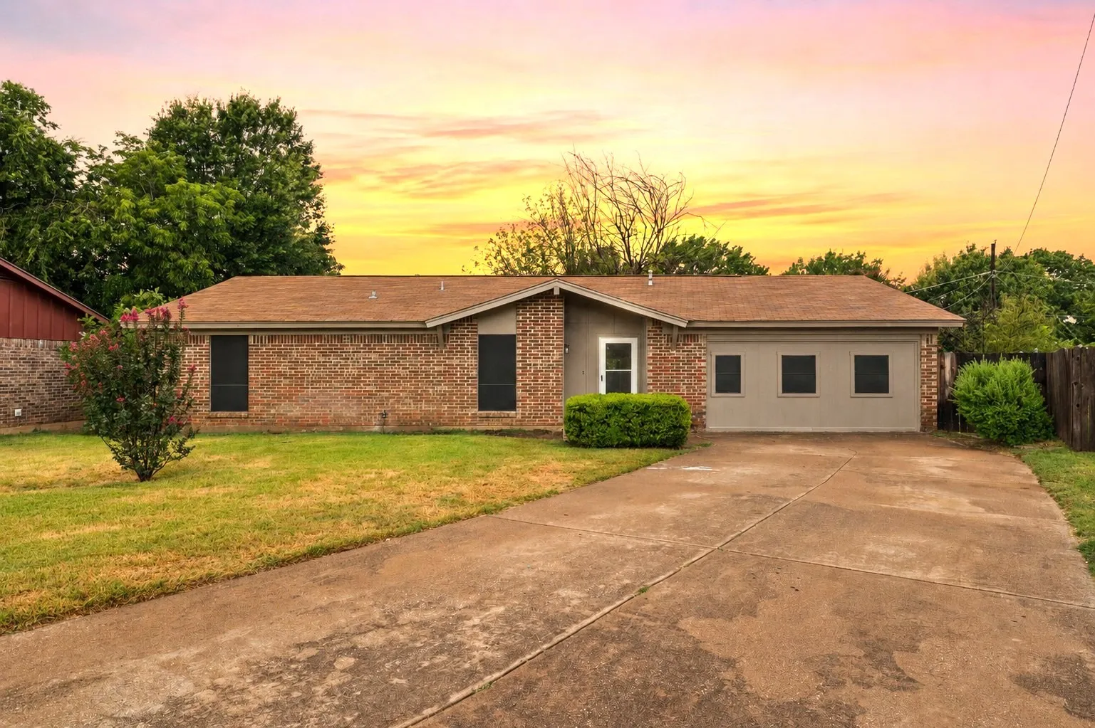 Single Family Residence For Sale in Tarrant County , 1915 Westover Court, Arlington, Texas 76015, 4 Bedroom, 2 Bathroom, Garage spaces, 1,809 Sqft, built in 1974, mls#21330334, Real Estate Agent in Arlington, Homes For Sale in Tarrant county, Homes For Sale in Arlington, Realtor in Arlington Texas, Real Estate Brokerage Independent Realty Texas, Luminita Cordes Realtor