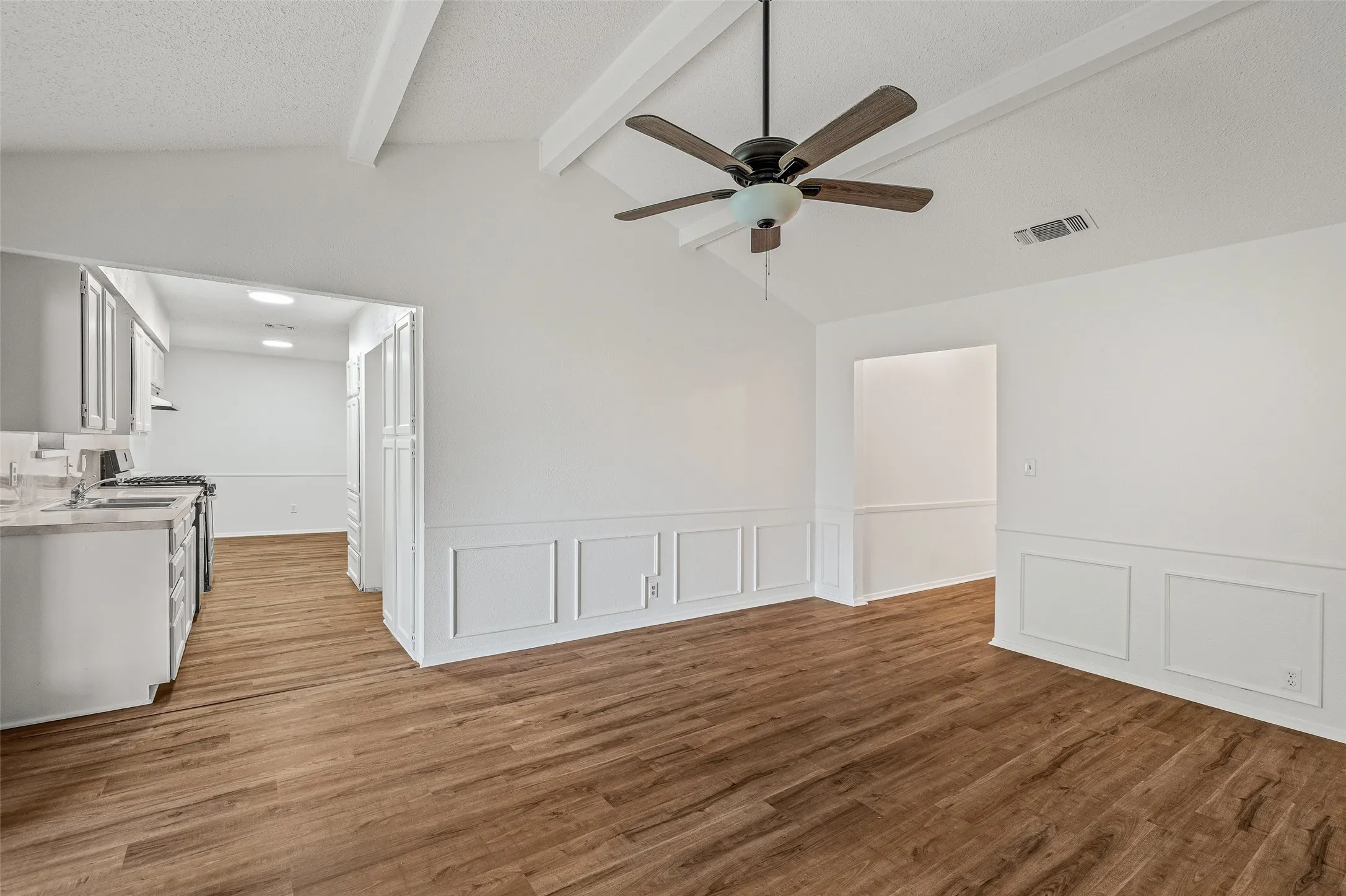 Single Family Residence For Sale in Tarrant County , 1915 Westover Court, Arlington, Texas 76015, 4 Bedroom, 2 Bathroom, Garage spaces, 1,809 Sqft, built in 1974, mls#21330334, Real Estate Agent in Arlington, Homes For Sale in Tarrant county, Homes For Sale in Arlington, Realtor in Arlington Texas, Real Estate Brokerage Independent Realty Texas, Luminita Cordes Realtor