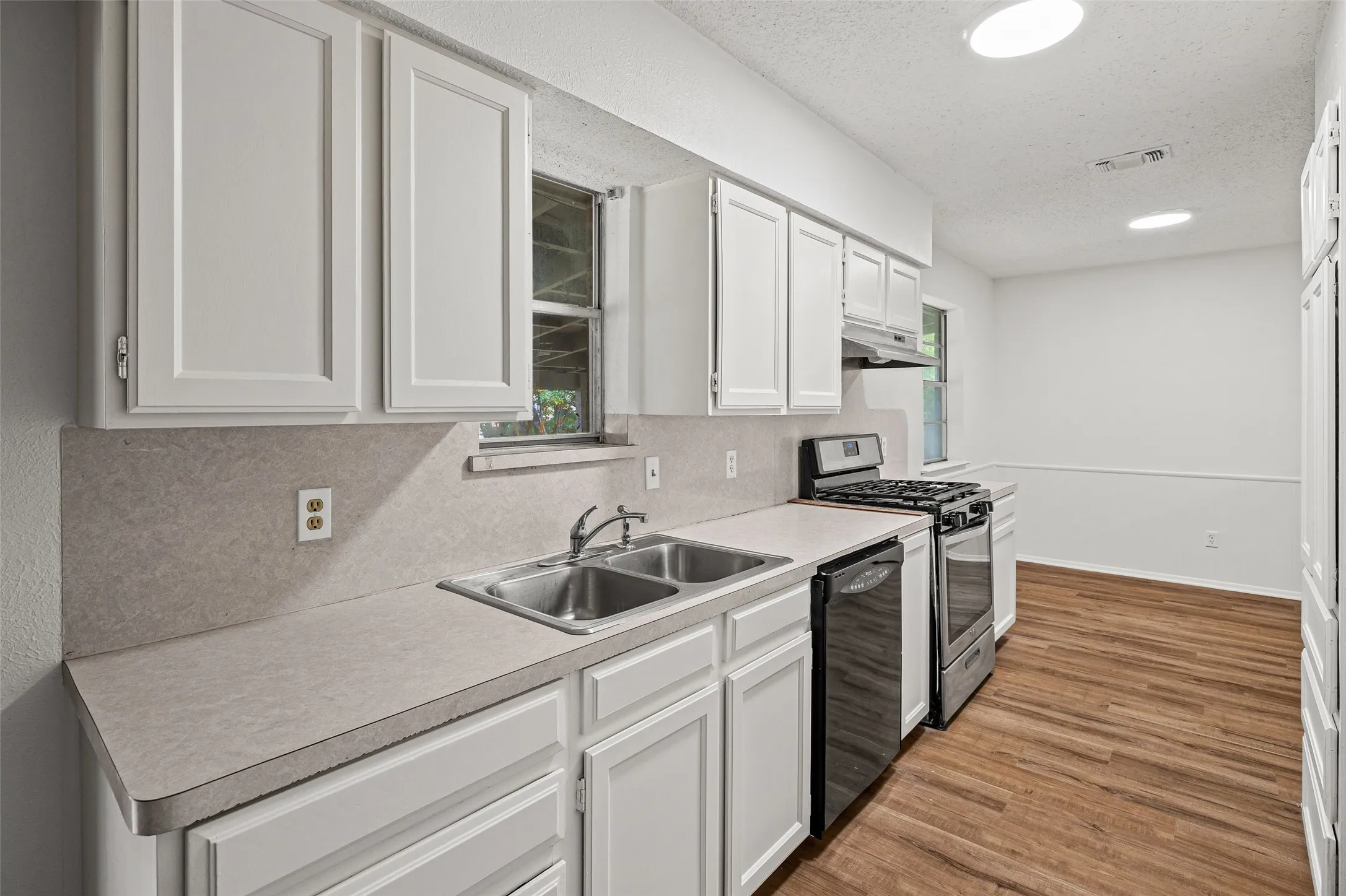 Single Family Residence For Sale in Tarrant County , 1915 Westover Court, Arlington, Texas 76015, 4 Bedroom, 2 Bathroom, Garage spaces, 1,809 Sqft, built in 1974, mls#21330334, Real Estate Agent in Arlington, Homes For Sale in Tarrant county, Homes For Sale in Arlington, Realtor in Arlington Texas, Real Estate Brokerage Independent Realty Texas, Luminita Cordes Realtor