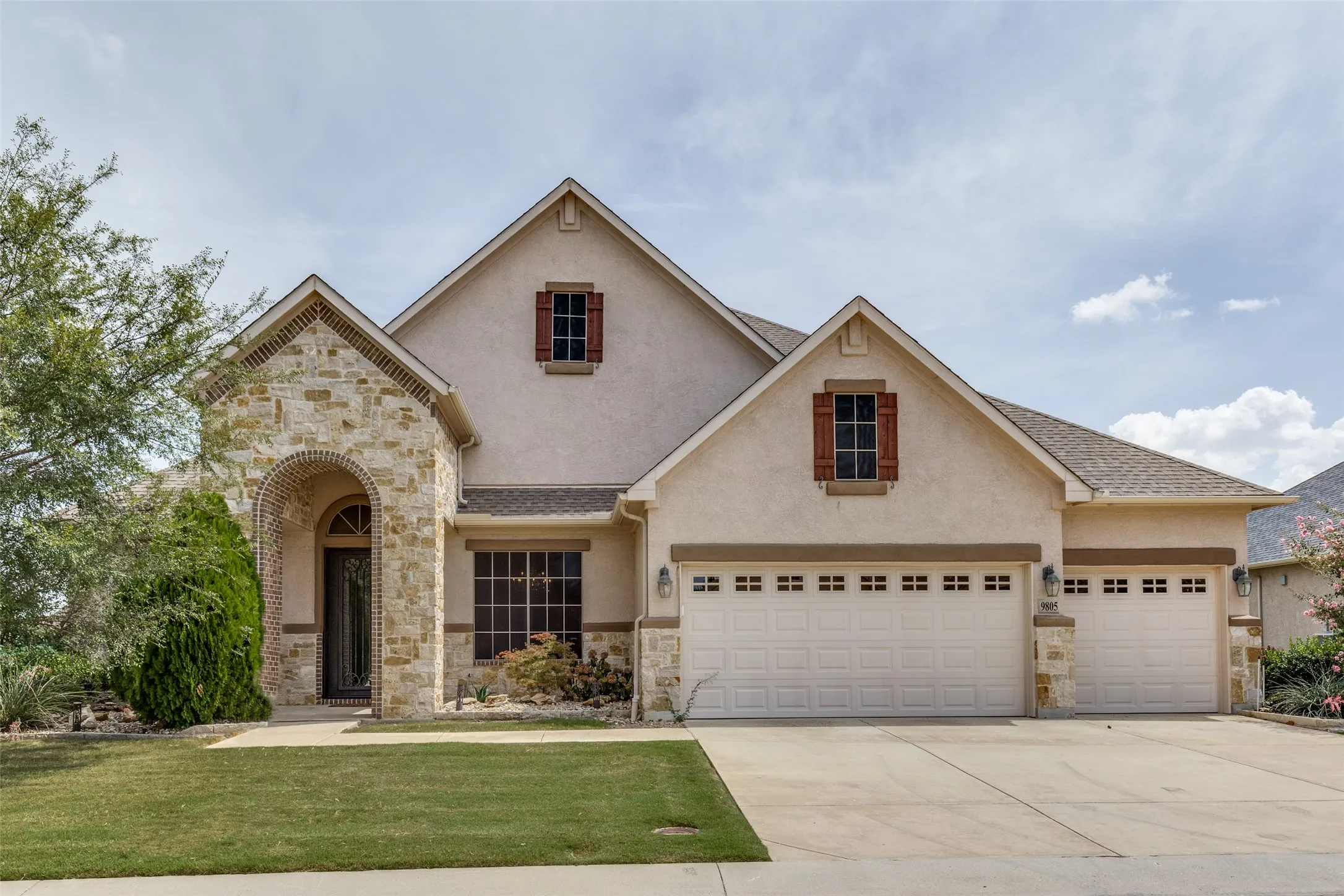 Single Family Residence For Sale in Denton County , 9805 Ironwood Drive, Denton, Texas 76207, 3 Bedroom, 5 Bathroom, 3 Garage spaces, 3,788 Sqft, built in 2017, mls#21330356, Real Estate Agent in Denton, Homes For Sale in Denton county, Homes For Sale in Denton, Realtor in Denton Texas, Real Estate Brokerage Independent Realty Texas, Luminita Cordes Realtor