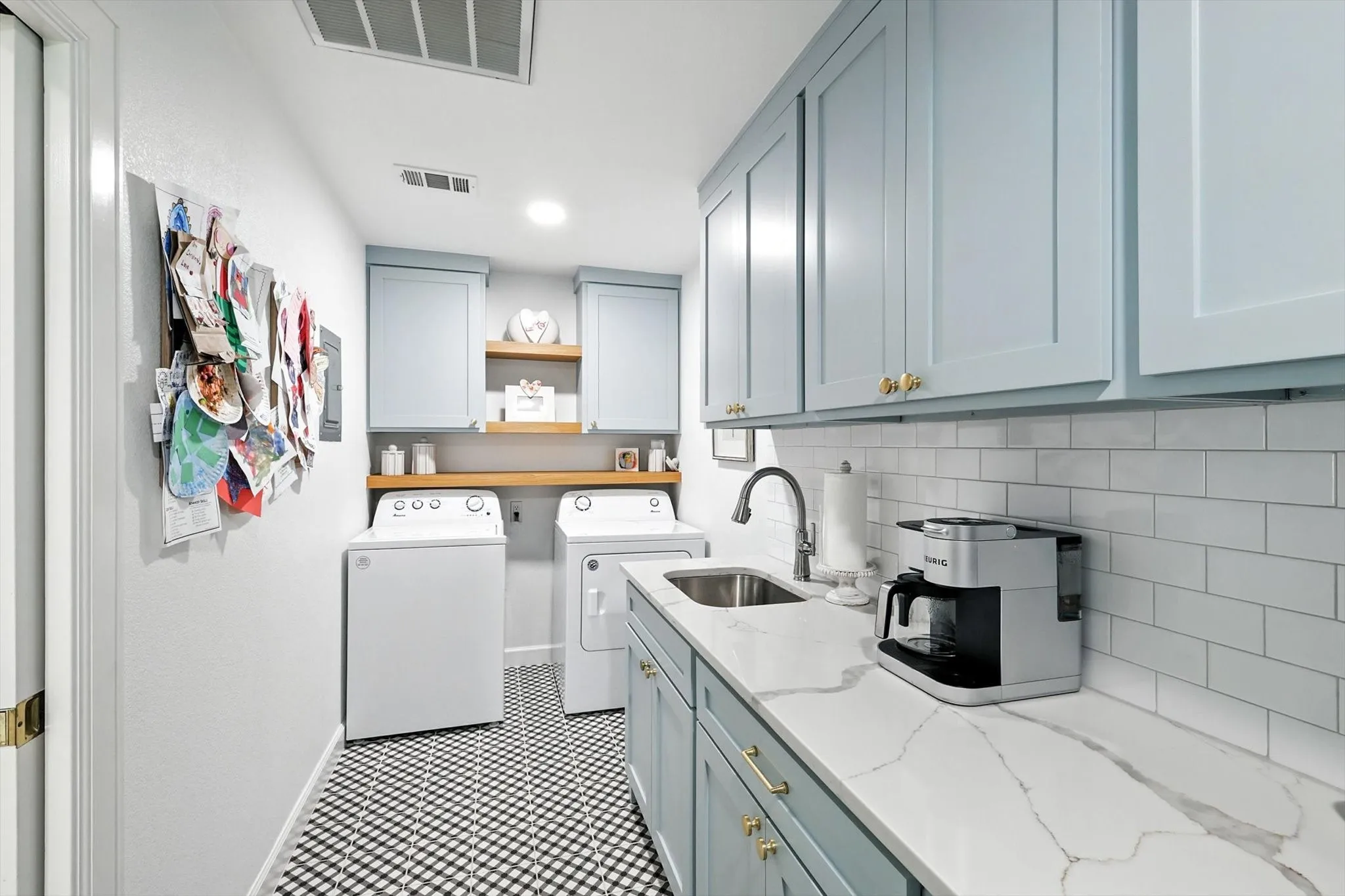 Single Family Residence For Sale in Denton County , 3201 Carmel Street, Denton, Texas 76205, 5 Bedroom, 4 Bathroom, 2 Garage spaces, 3,645 Sqft, built in 1968, mls#21330360, Real Estate Agent in Denton, Homes For Sale in Denton county, Homes For Sale in Denton, Realtor in Denton Texas, Real Estate Brokerage Independent Realty Texas, Luminita Cordes Realtor