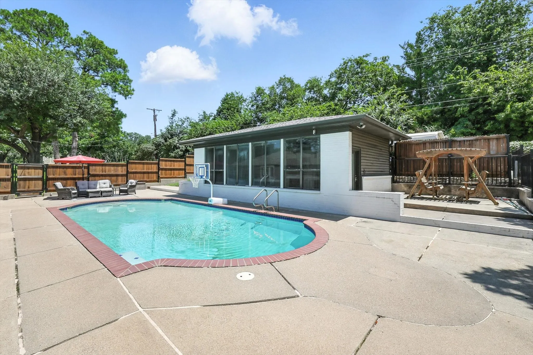 Single Family Residence For Sale in Denton County , 3201 Carmel Street, Denton, Texas 76205, 5 Bedroom, 4 Bathroom, 2 Garage spaces, 3,645 Sqft, built in 1968, mls#21330360, Real Estate Agent in Denton, Homes For Sale in Denton county, Homes For Sale in Denton, Realtor in Denton Texas, Real Estate Brokerage Independent Realty Texas, Luminita Cordes Realtor