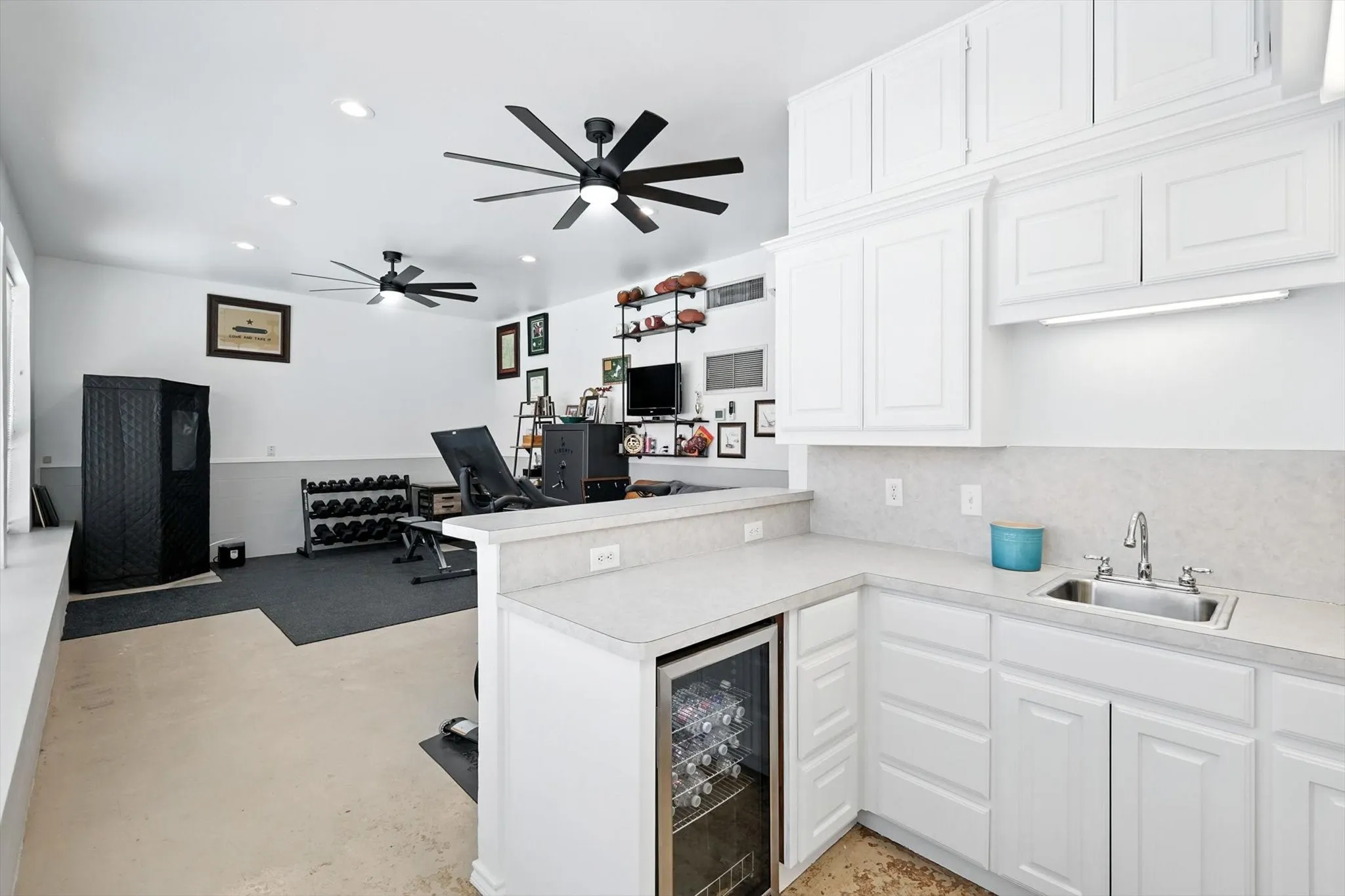 Single Family Residence For Sale in Denton County , 3201 Carmel Street, Denton, Texas 76205, 5 Bedroom, 4 Bathroom, 2 Garage spaces, 3,645 Sqft, built in 1968, mls#21330360, Real Estate Agent in Denton, Homes For Sale in Denton county, Homes For Sale in Denton, Realtor in Denton Texas, Real Estate Brokerage Independent Realty Texas, Luminita Cordes Realtor