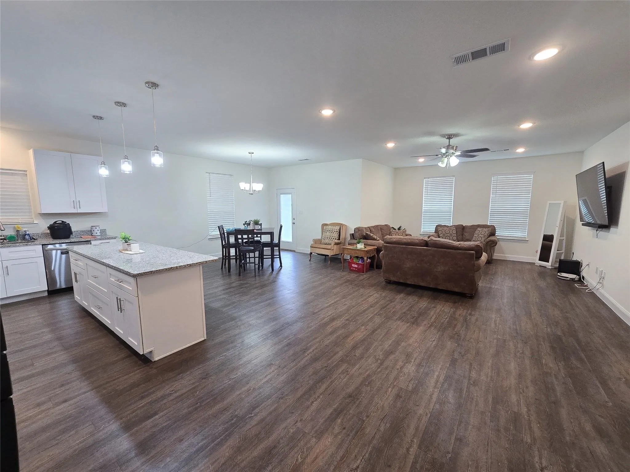 Single Family Residence For Sale in Hood County , 5111 San Marcos Court, Granbury, Texas 76048, 3 Bedroom, 2 Bathroom, 2 Garage spaces, 1,656 Sqft, built in 2022, mls#21330367, Real Estate Agent in Granbury, Homes For Sale in Hood county, Homes For Sale in Granbury, Realtor in Granbury Texas, Real Estate Brokerage Independent Realty Texas, Luminita Cordes Realtor
