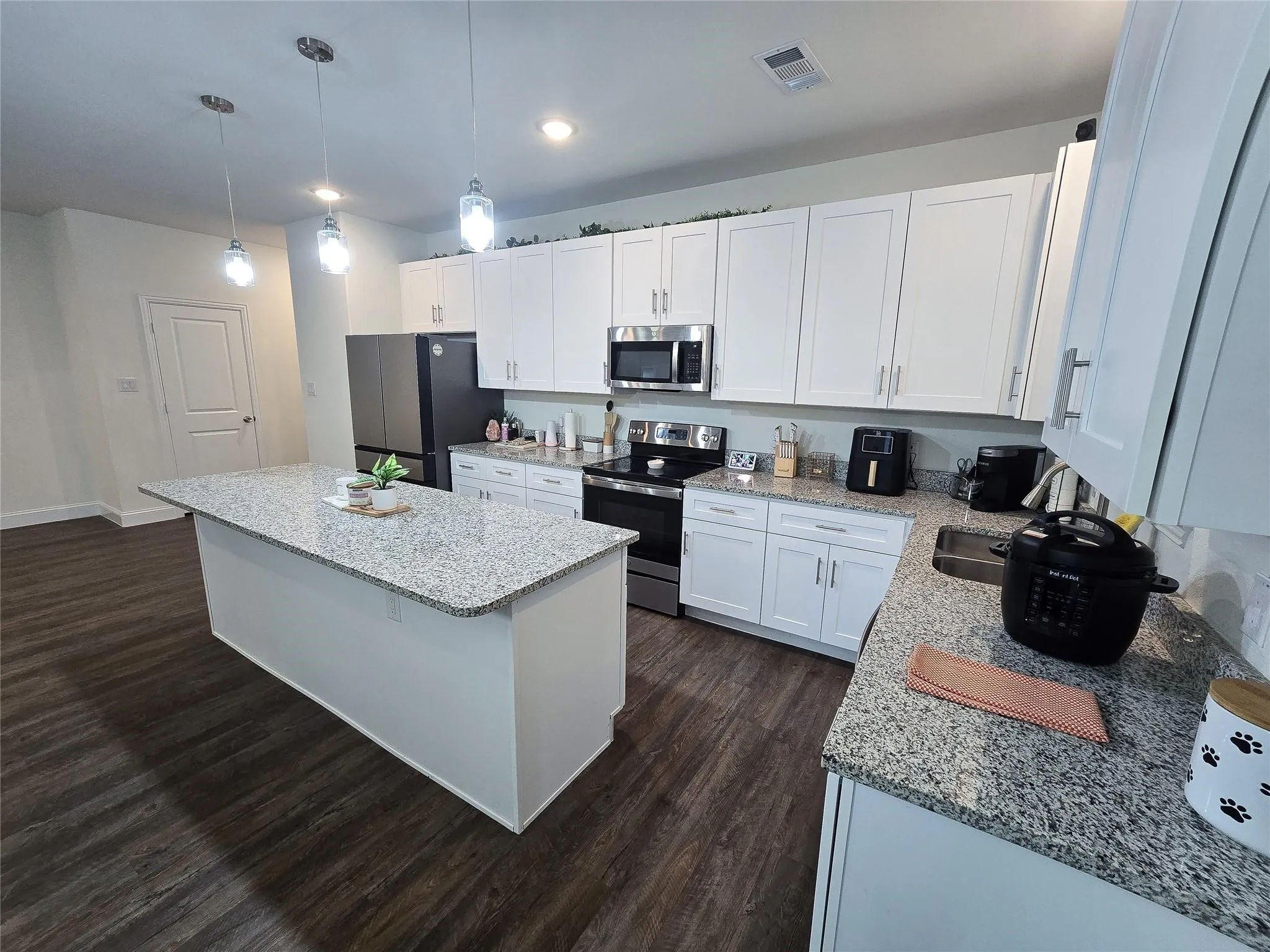 Single Family Residence For Sale in Hood County , 5111 San Marcos Court, Granbury, Texas 76048, 3 Bedroom, 2 Bathroom, 2 Garage spaces, 1,656 Sqft, built in 2022, mls#21330367, Real Estate Agent in Granbury, Homes For Sale in Hood county, Homes For Sale in Granbury, Realtor in Granbury Texas, Real Estate Brokerage Independent Realty Texas, Luminita Cordes Realtor