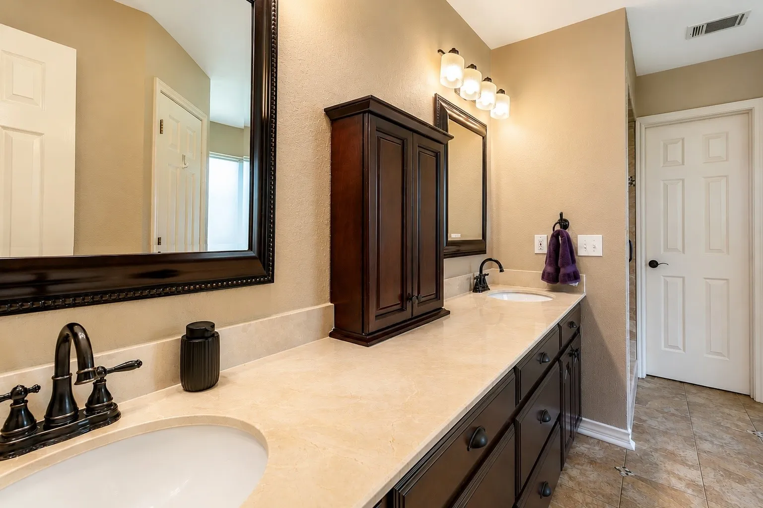 Single Family Residence For Sale in Rockwall County , 2021 Sunny Circle, Rockwall, Texas 75032, 4 Bedroom, 3 Bathroom, 2 Garage spaces, 2,764 Sqft, built in 1999, mls#21330369, Real Estate Agent in Rockwall, Homes For Sale in Rockwall county, Homes For Sale in Rockwall, Realtor in Rockwall Texas, Real Estate Brokerage Independent Realty Texas, Luminita Cordes Realtor