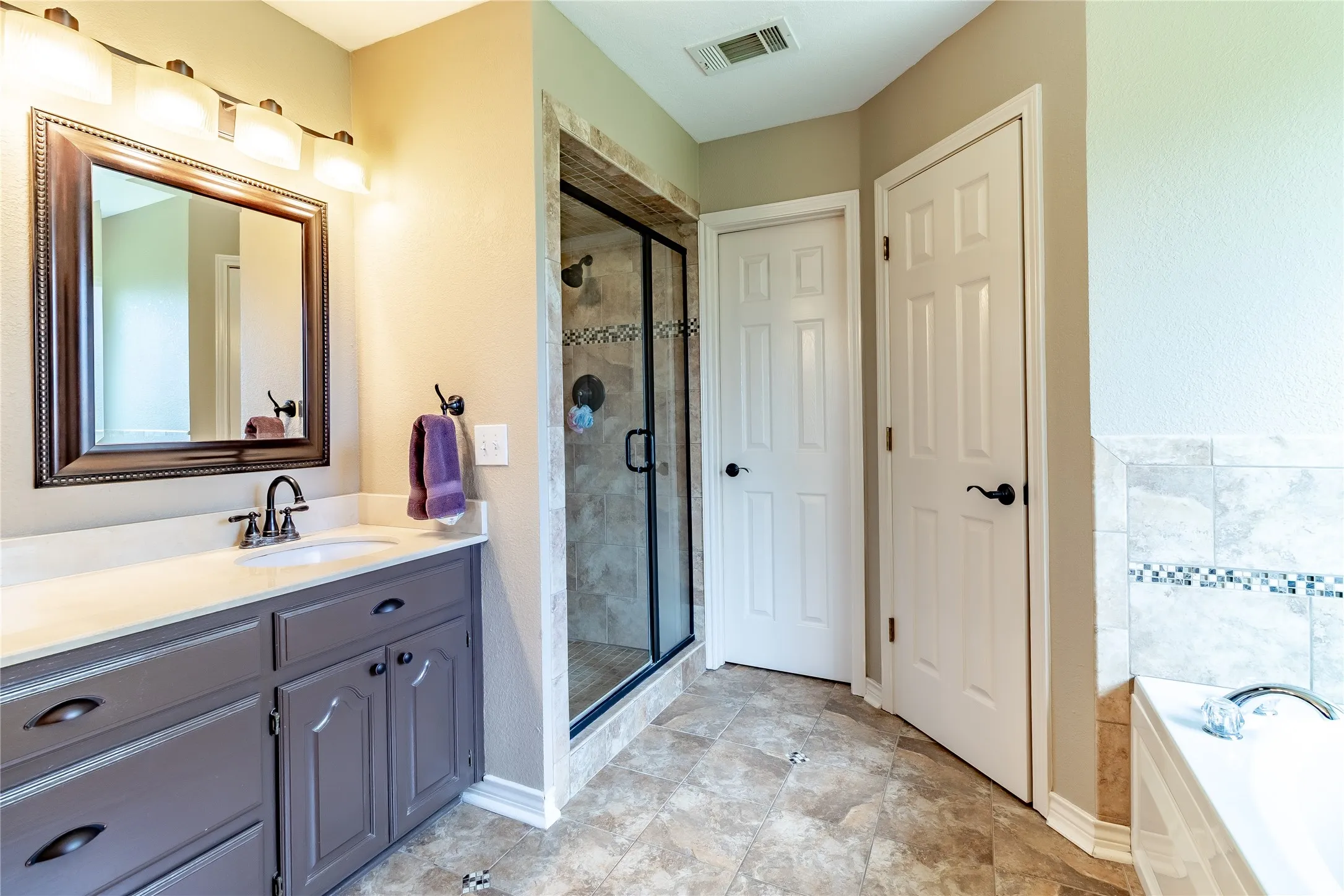 Single Family Residence For Sale in Rockwall County , 2021 Sunny Circle, Rockwall, Texas 75032, 4 Bedroom, 3 Bathroom, 2 Garage spaces, 2,764 Sqft, built in 1999, mls#21330369, Real Estate Agent in Rockwall, Homes For Sale in Rockwall county, Homes For Sale in Rockwall, Realtor in Rockwall Texas, Real Estate Brokerage Independent Realty Texas, Luminita Cordes Realtor