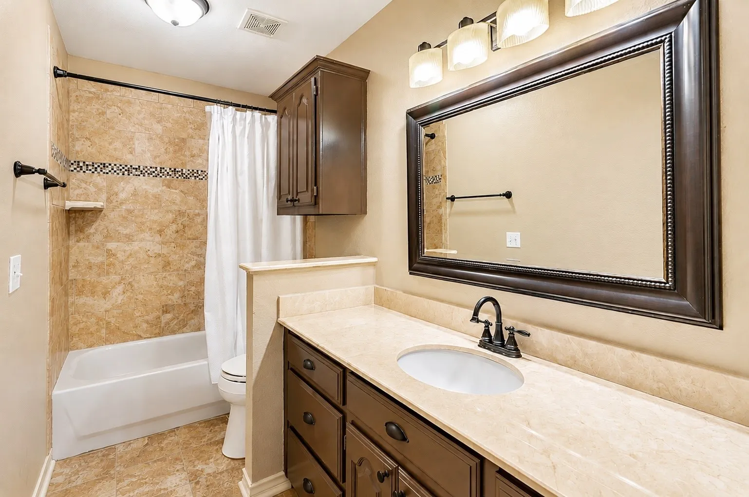 Single Family Residence For Sale in Rockwall County , 2021 Sunny Circle, Rockwall, Texas 75032, 4 Bedroom, 3 Bathroom, 2 Garage spaces, 2,764 Sqft, built in 1999, mls#21330369, Real Estate Agent in Rockwall, Homes For Sale in Rockwall county, Homes For Sale in Rockwall, Realtor in Rockwall Texas, Real Estate Brokerage Independent Realty Texas, Luminita Cordes Realtor