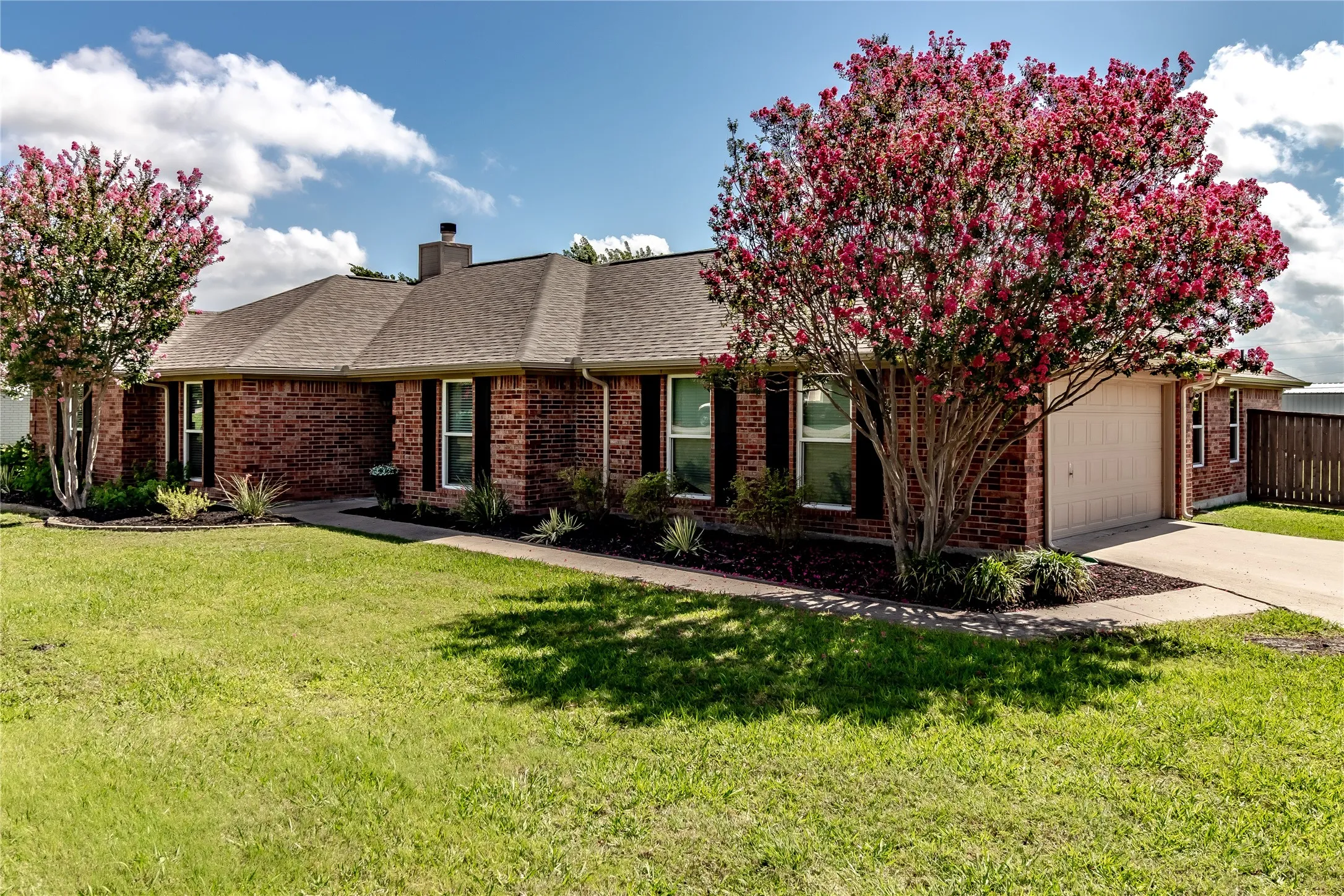 Single Family Residence For Sale in Rockwall County , 2021 Sunny Circle, Rockwall, Texas 75032, 4 Bedroom, 3 Bathroom, 2 Garage spaces, 2,764 Sqft, built in 1999, mls#21330369, Real Estate Agent in Rockwall, Homes For Sale in Rockwall county, Homes For Sale in Rockwall, Realtor in Rockwall Texas, Real Estate Brokerage Independent Realty Texas, Luminita Cordes Realtor